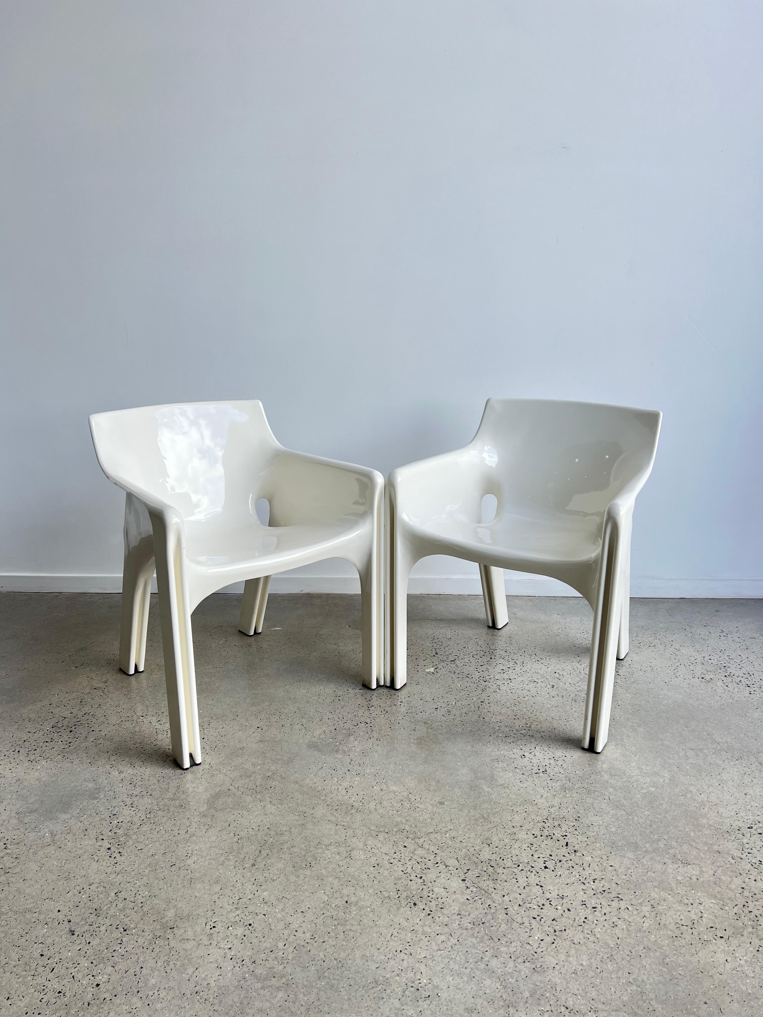 Beautiful white Vico Magistretti chairs for Artemide.
Model: Gaudi 
Almost in perfect conditions.