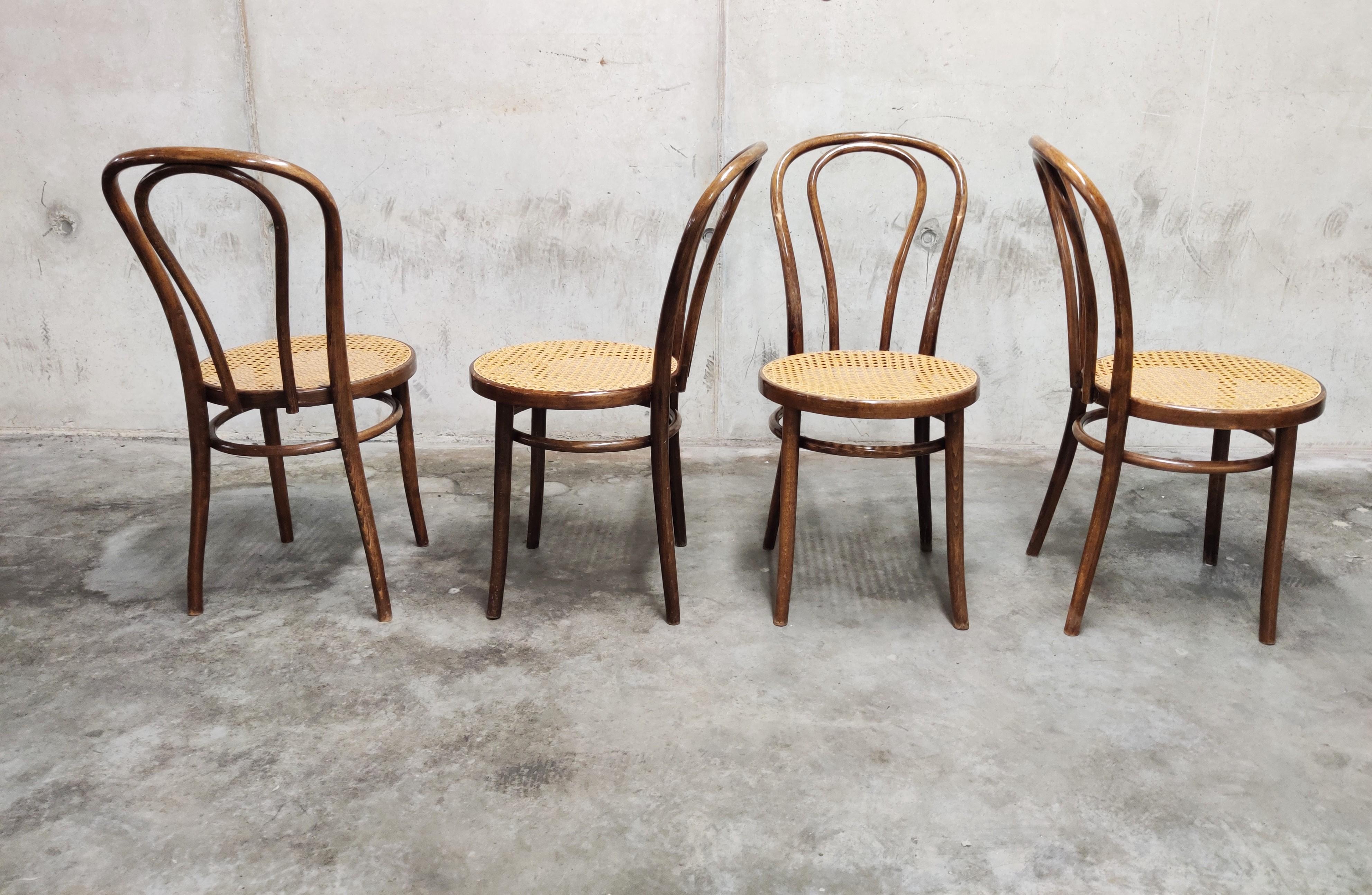 Set of 4 brown Thonet no. 18 dining chairs by ZPM Radomsko.

The cane seats are in good condition.

1950s - Poland

Dimensions:
Height 90cm/35