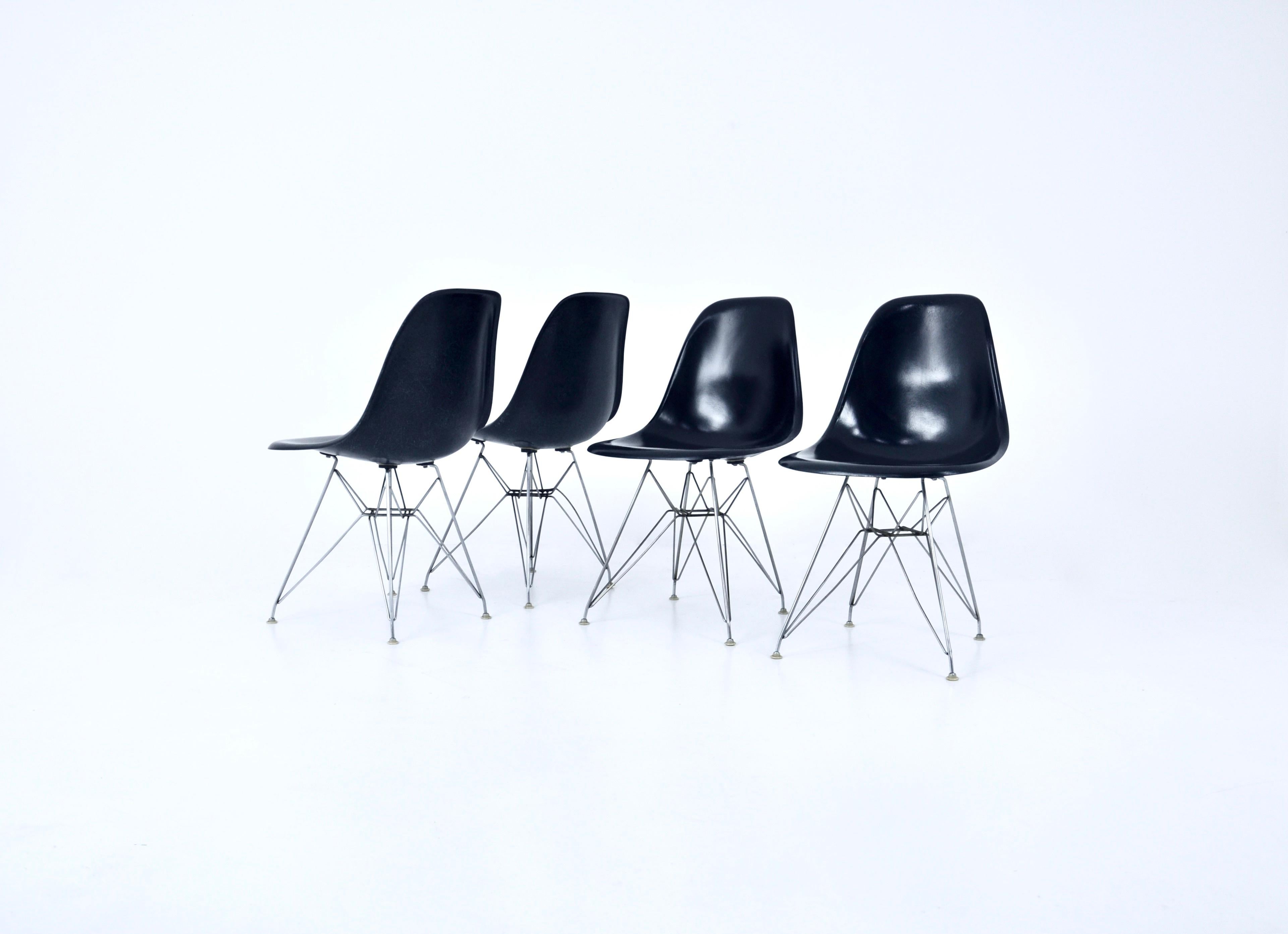 Set di 4 sedie in fibra di vetro blu notte. Timbro Herman Miller (vedi foto). Gambe Eiffels. Altezza della seduta: 45 cm. Usura dovuta al tempo e all'età delle sedie.