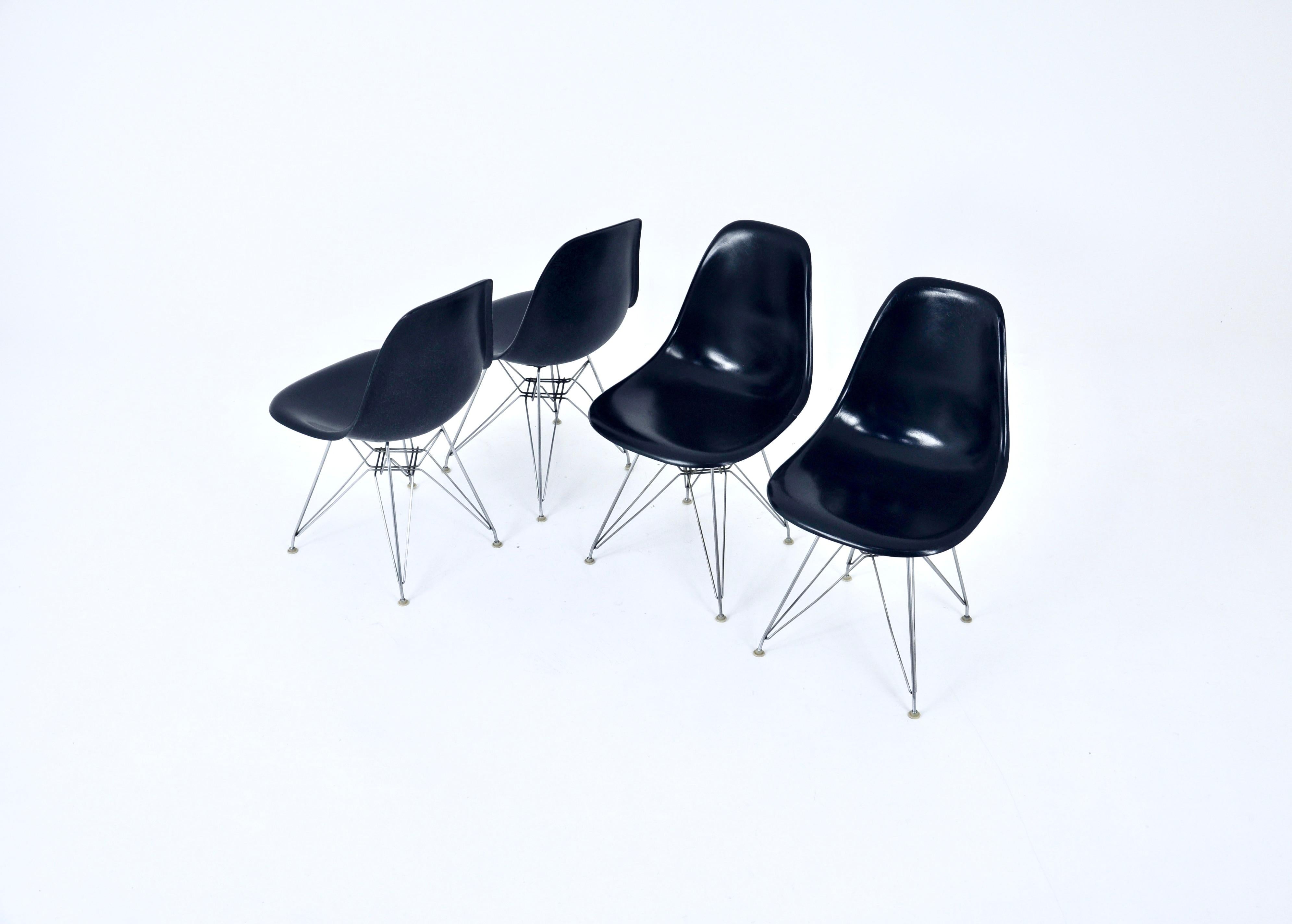 Mid-Century moderno Sedie da pranzo DSR di Charles and Ray Eames per Herman Miller, anni '70, set da 4 in vendita