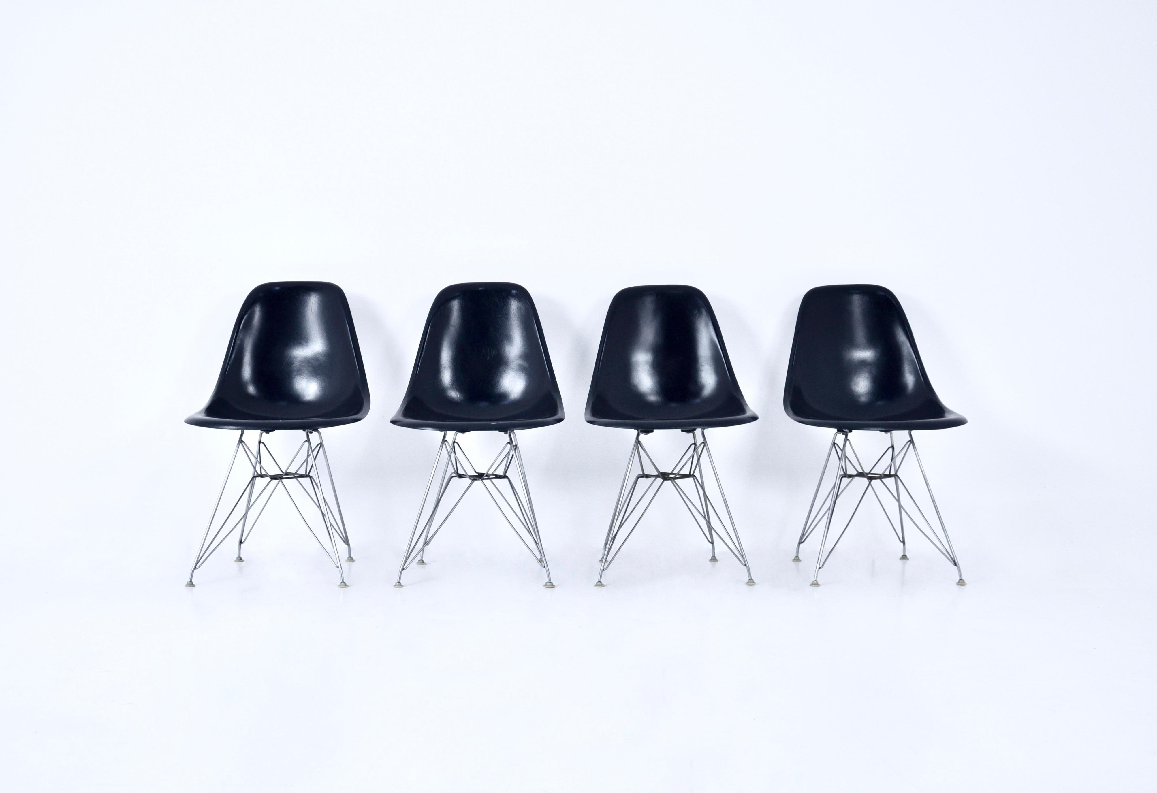 Centroamericano Sedie da pranzo DSR di Charles and Ray Eames per Herman Miller, anni '70, set da 4 in vendita