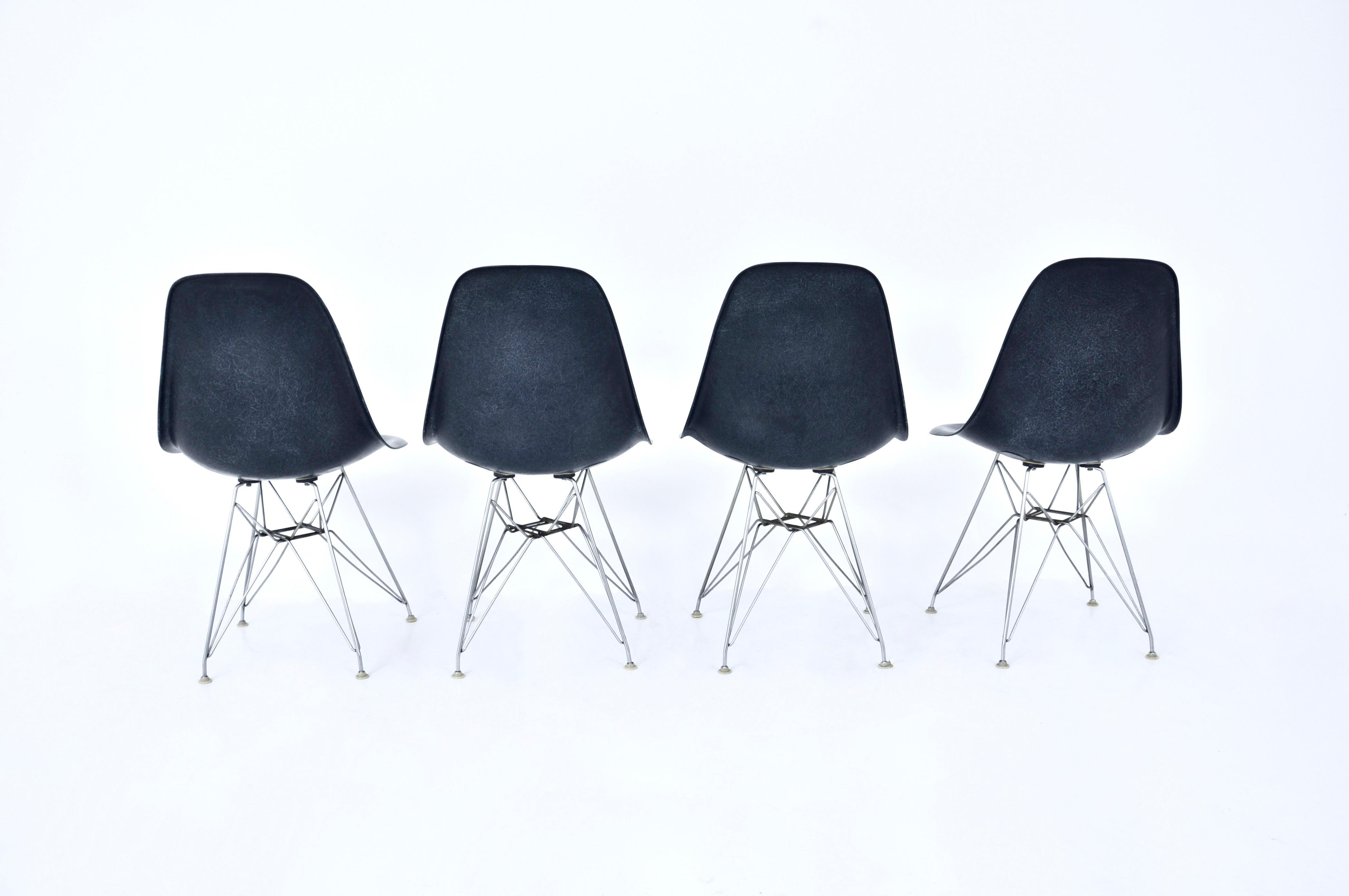 Fine XX secolo Sedie da pranzo DSR di Charles and Ray Eames per Herman Miller, anni '70, set da 4 in vendita