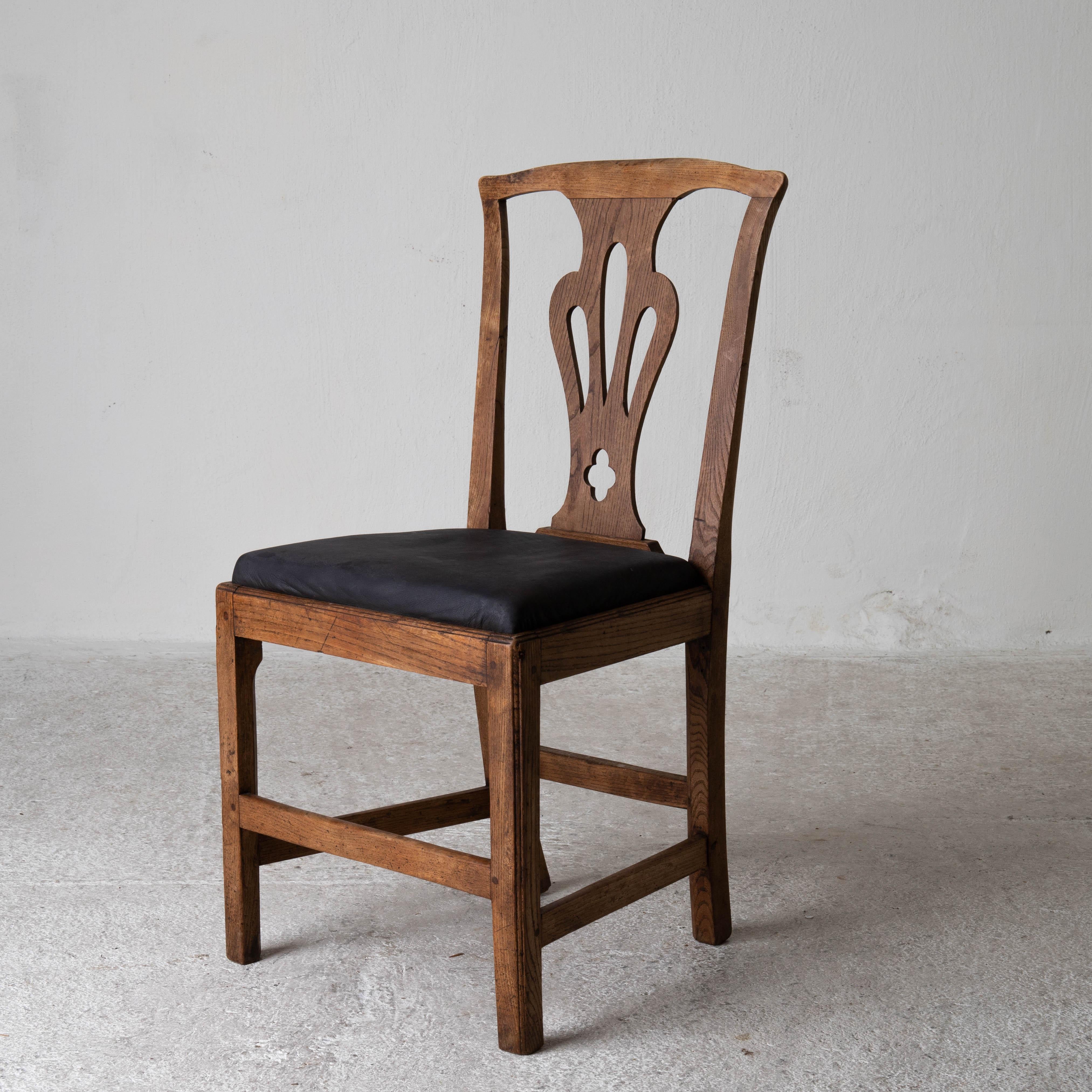 Esszimmerstühle Englisch Satz von 6 montiert Chippendale England. Ein Satz von 6 Chippendale-Stühlen, die im 18. Jahrhundert in England hergestellt wurden. 3 + 2 + 1. 

3 Stühle: H 38