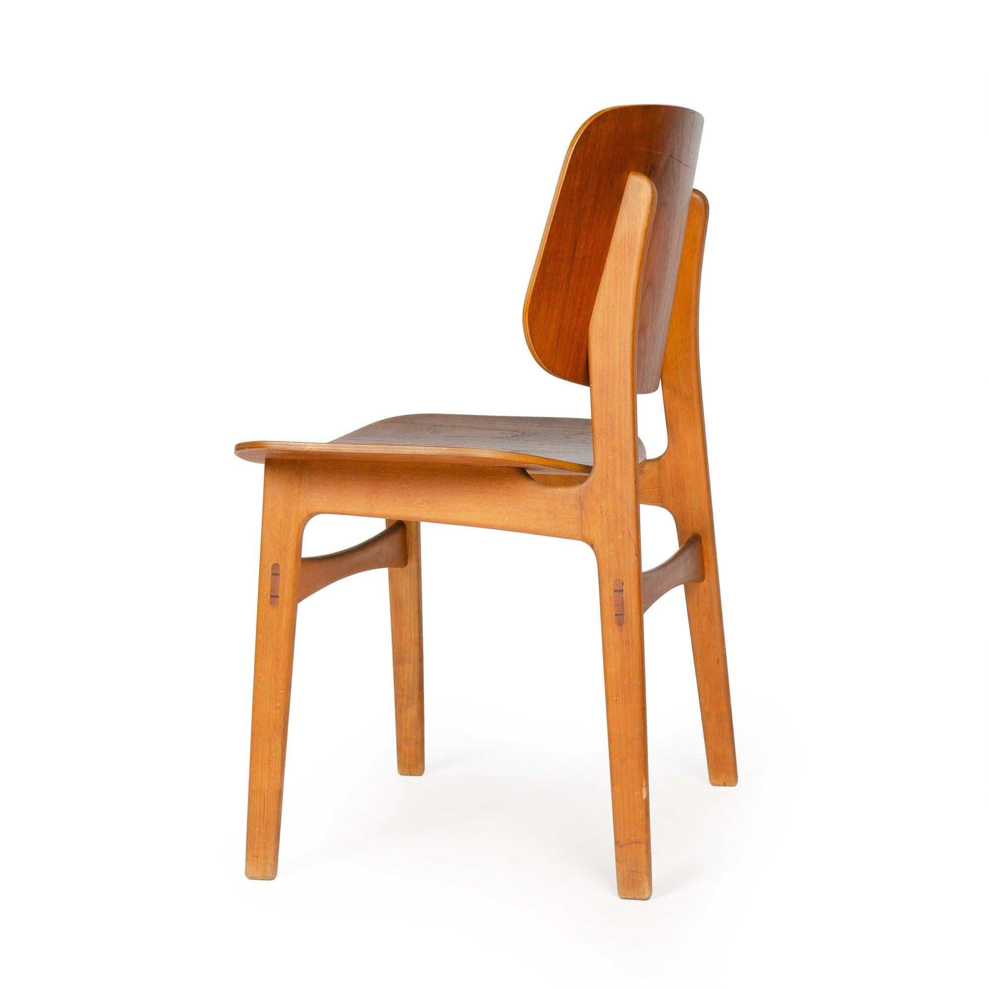 Ein Beistellstuhl mit einem Gestell aus massiver Buche und einer Sitzfläche und Rückenlehne aus geformtem Teak-Sperrholz.