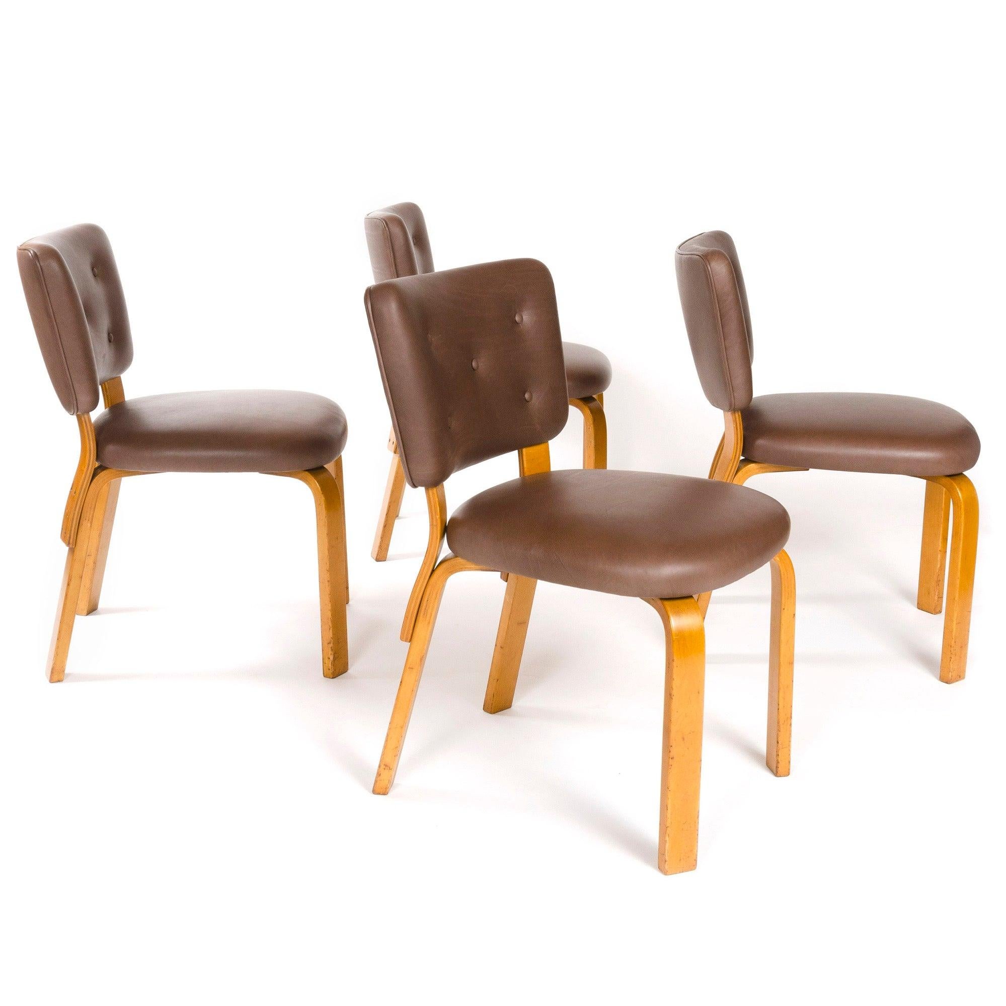 Un set di (4) sedie da pranzo in betulla laminata modello Model No. 62 di Alvar Aalto prodotte da Artek alla fine degli anni '40. Il modello di questo annuncio, il n. 62, è leggermente più grande in scala di un modello Aalto molto simile, il n. 63,