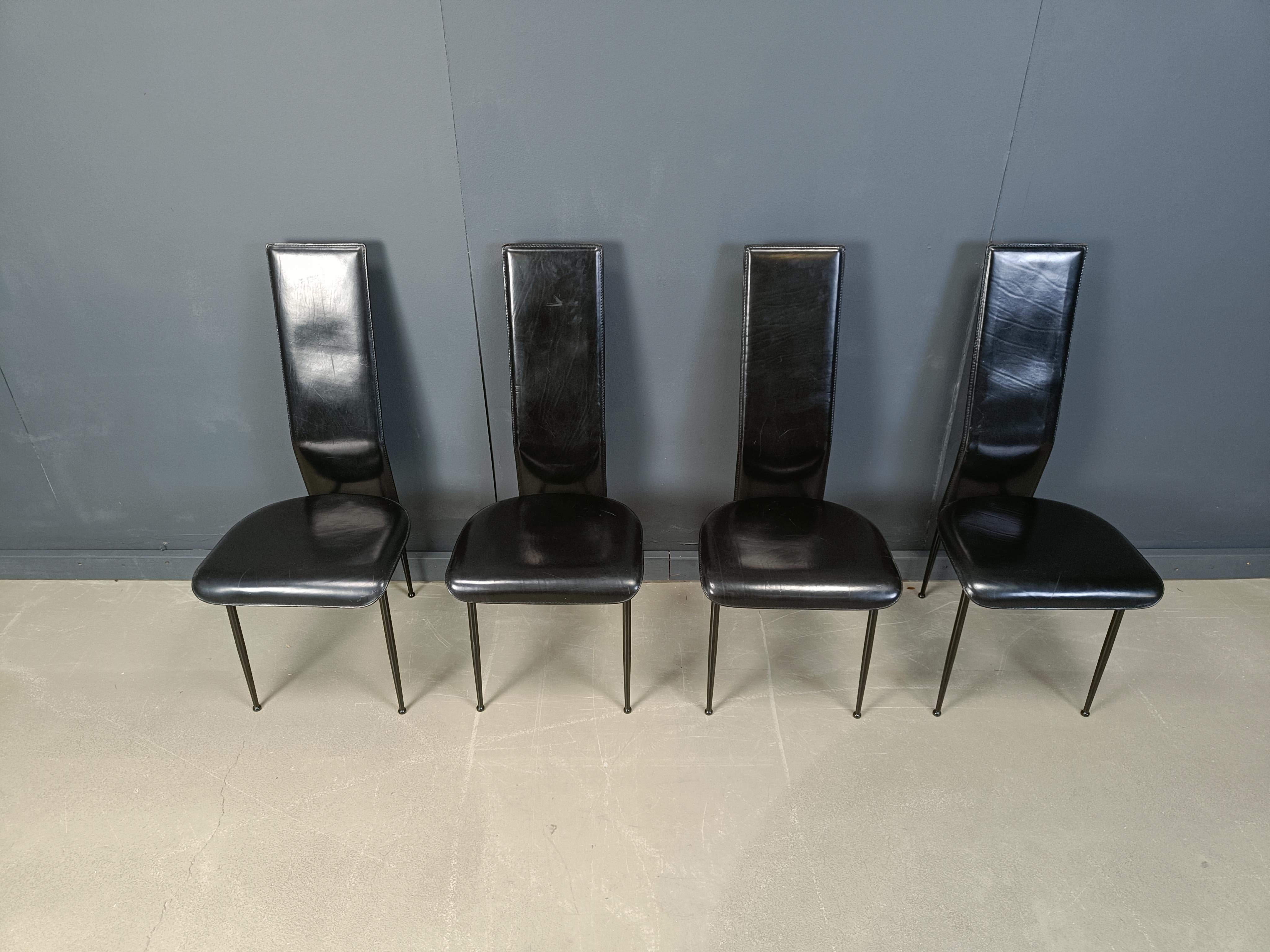 4 Stühle aus schwarzem Leder, entworfen von Giancarlo Vegni für Fasem Italien.

Schönes, elegantes und zeitloses Design, schlanke schwarze Metallbeine, feine Rückenlehnen und gebogene Sitze.

Guter Zustand

1980er Jahre - Italien

Abmessungen
Höhe: