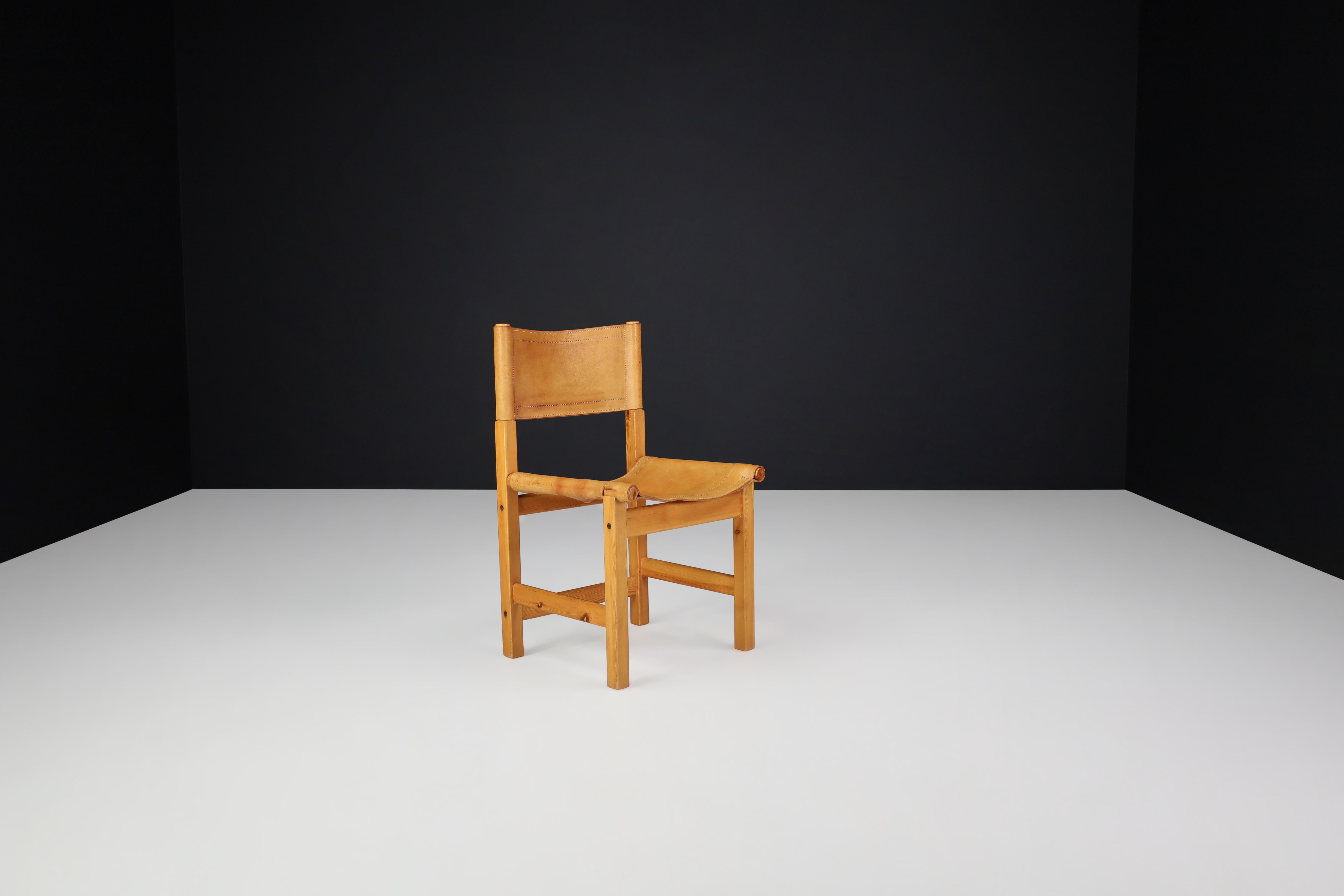 Chaises de salle à manger Mid Century en bois de pin, cuir cognac, Suède 1970 Set 4 en vente 3