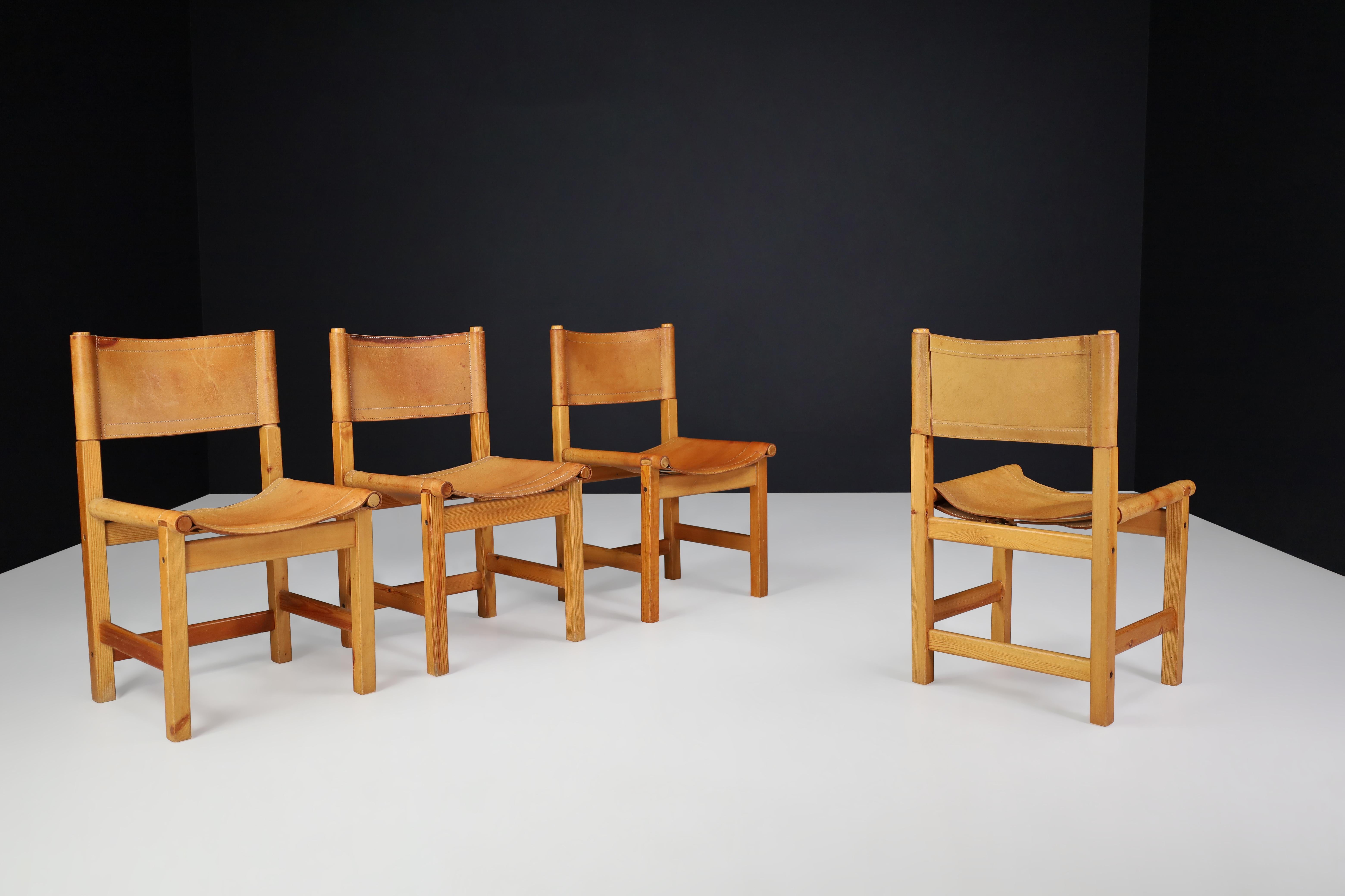 Scandinave moderne Chaises de salle à manger Mid Century en bois de pin, cuir cognac, Suède 1970 Set 4 en vente