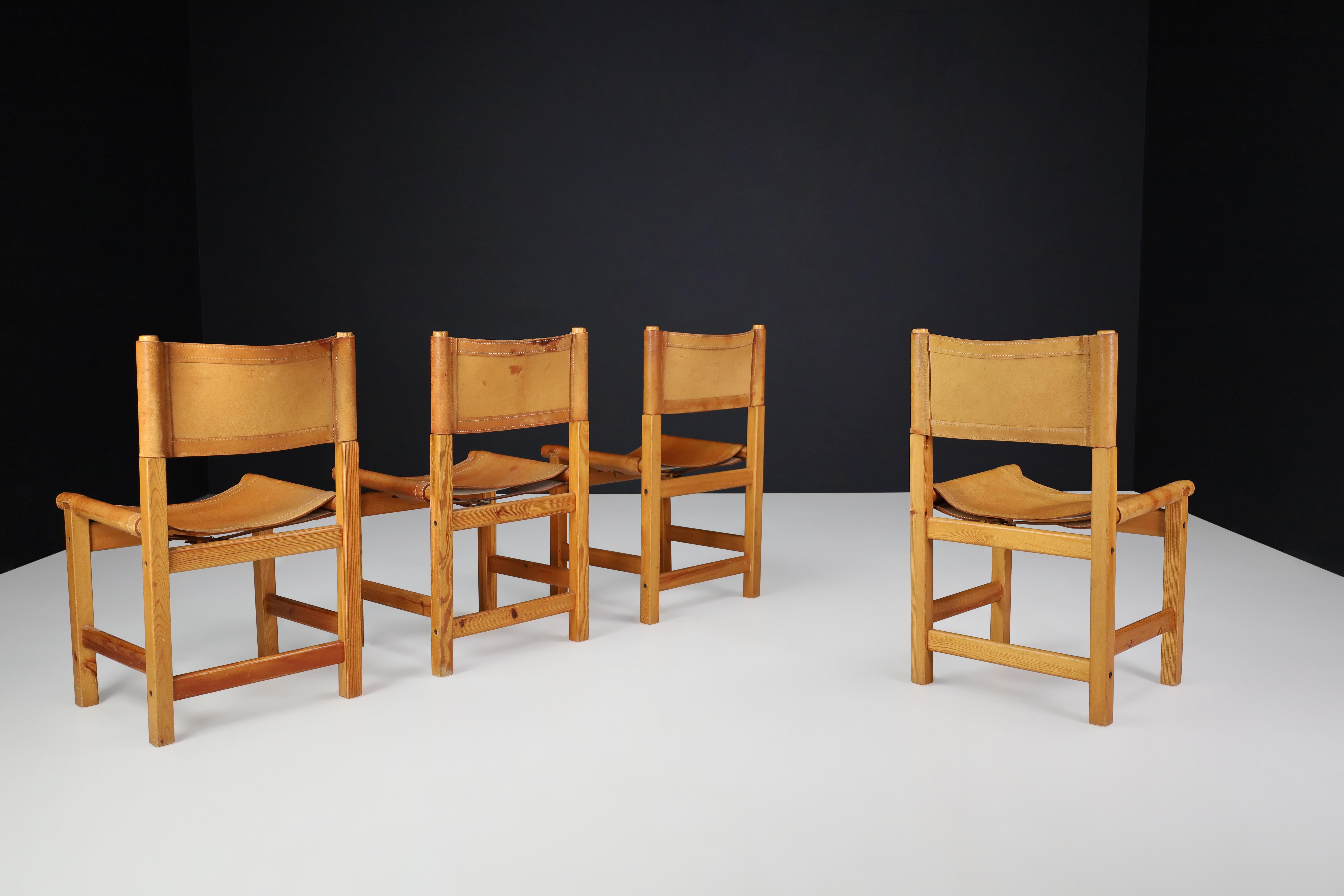 Suédois Chaises de salle à manger Mid Century en bois de pin, cuir cognac, Suède 1970 Set 4 en vente