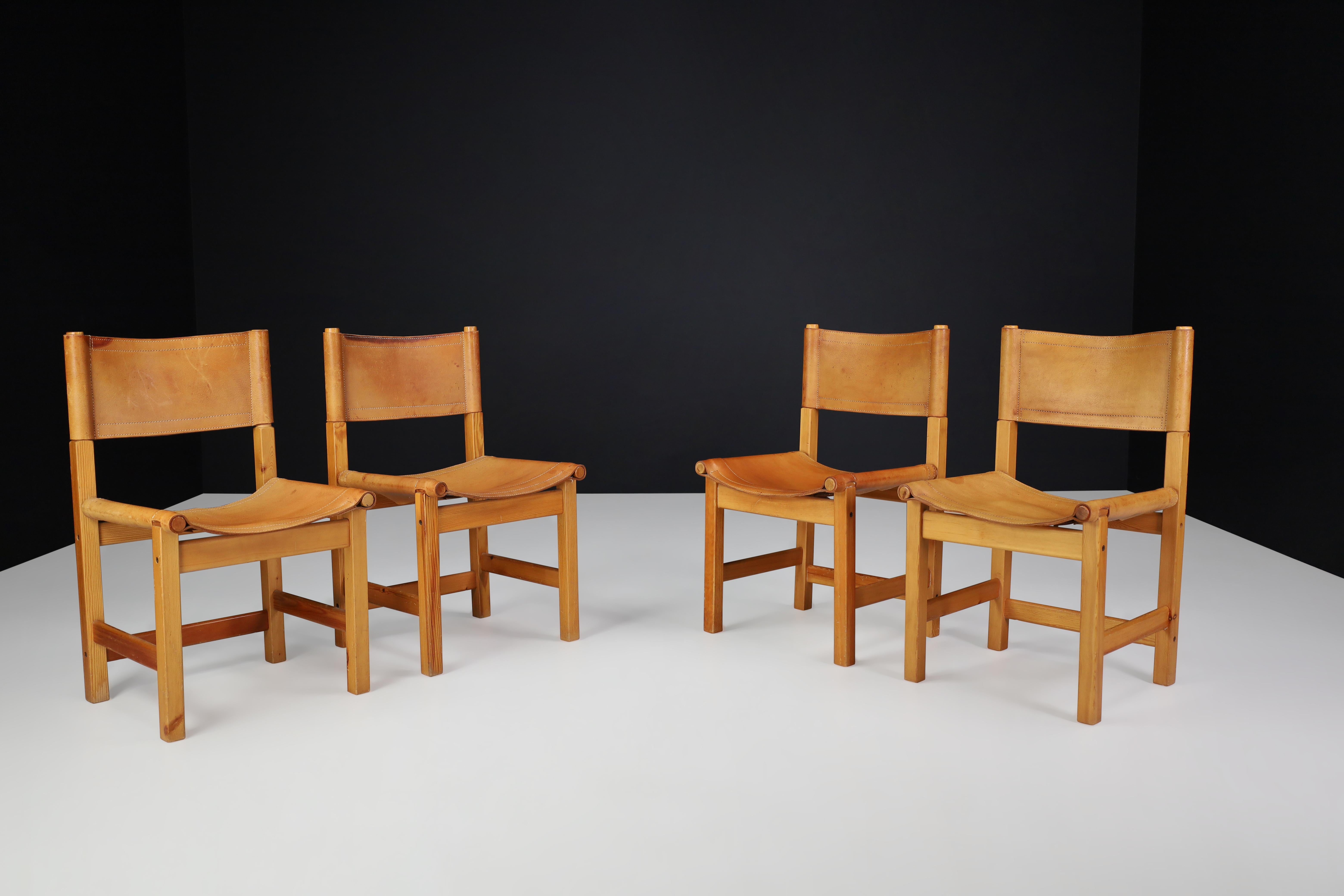 Pin Chaises de salle à manger Mid Century en bois de pin, cuir cognac, Suède 1970 Set 4 en vente