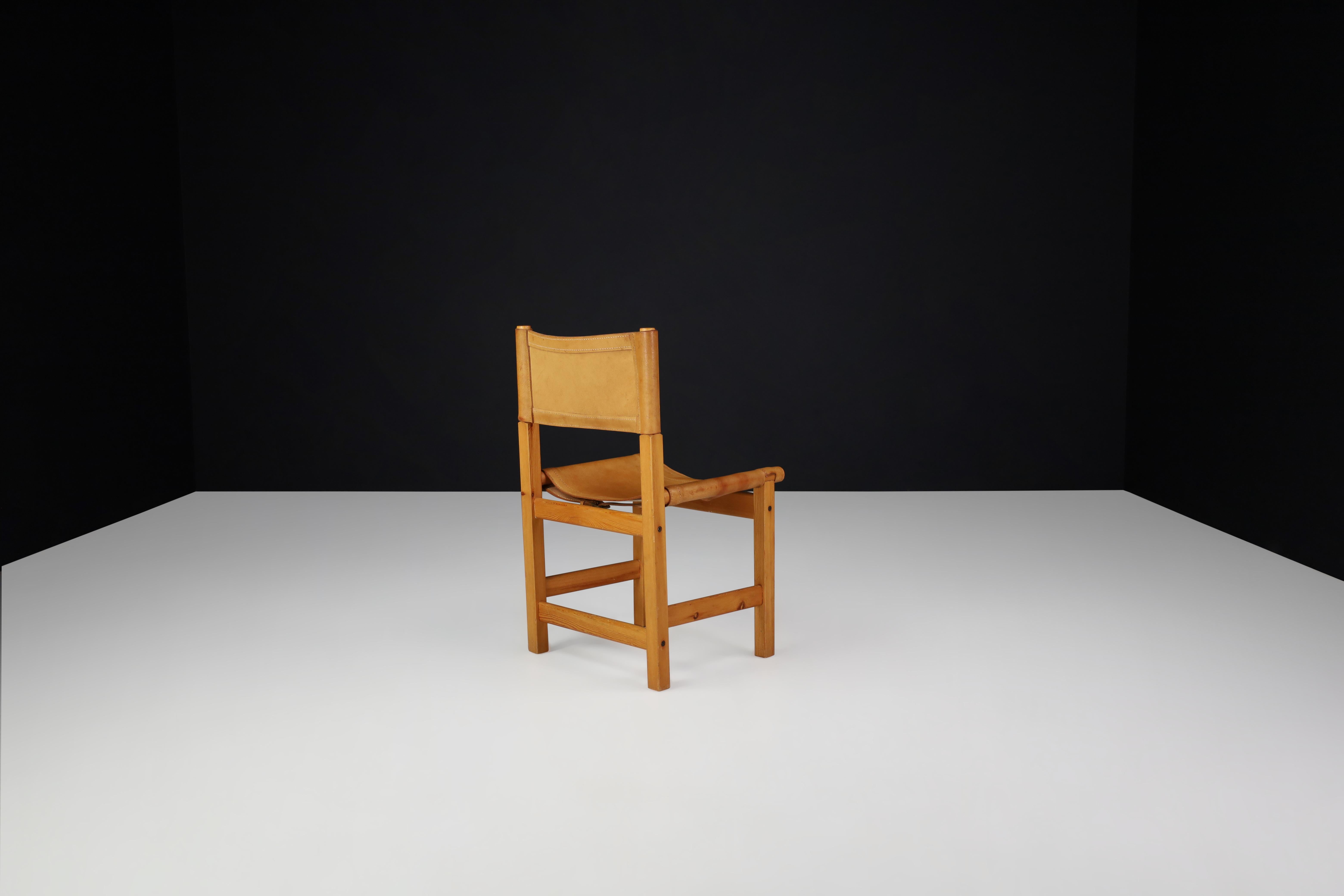 Chaises de salle à manger Mid Century en bois de pin, cuir cognac, Suède 1970 Set 4 en vente 1