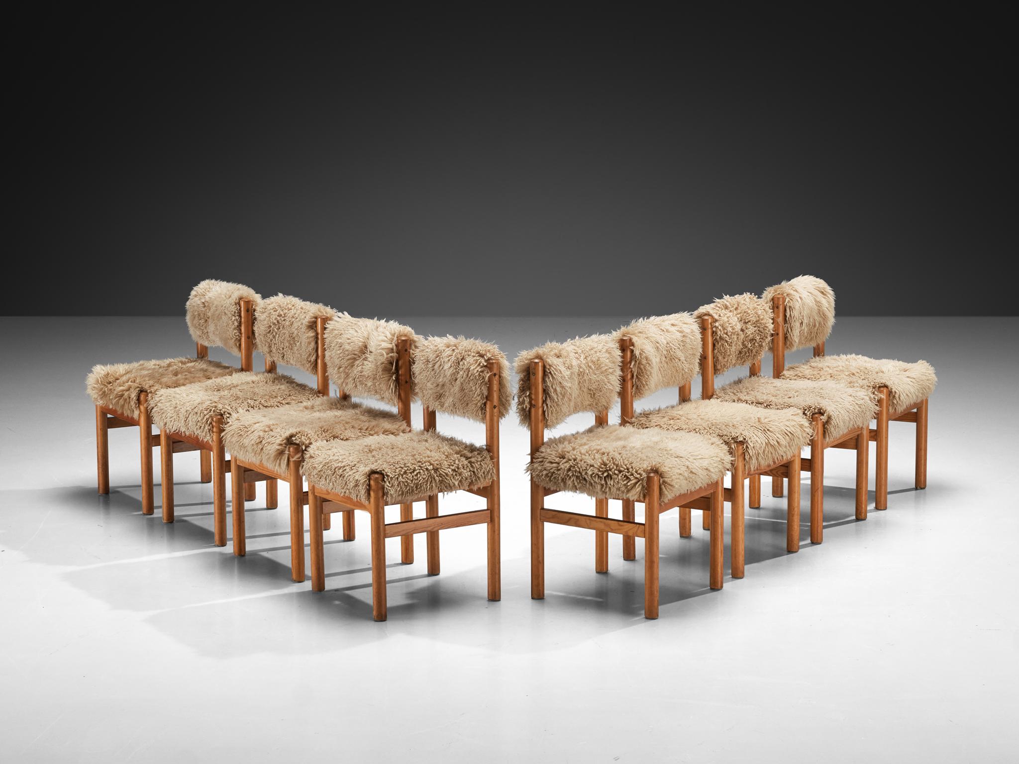 TON, dining chairs, pine, reupholstered in sheepskin, Czech Republic, 1950s

Pine dining chairs by TON featuring a sheepskin in beige color. This particular model is manufactured without armrests. The elegant designed open shape of the frame in