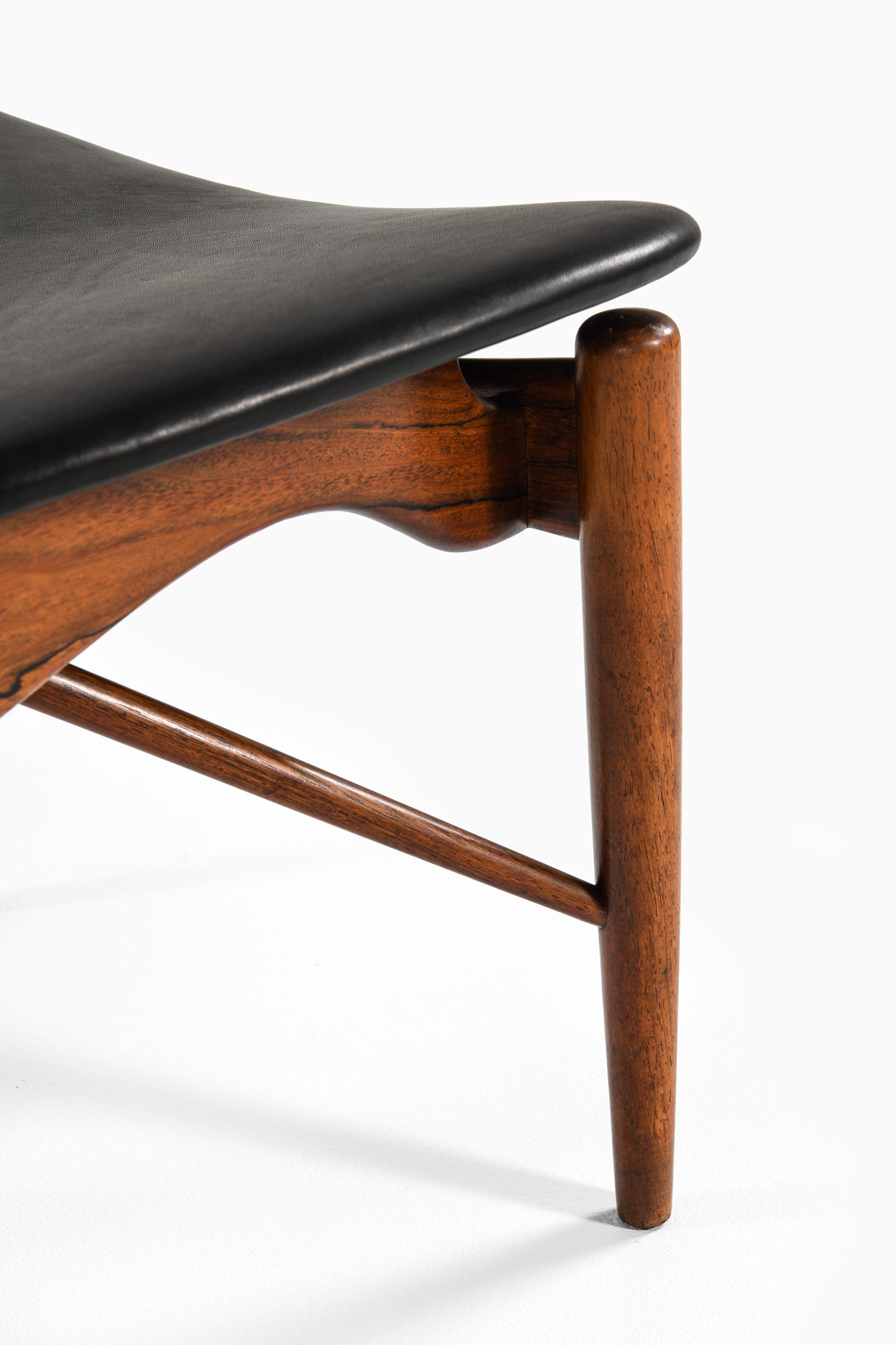 Dining Chairs in Rosewood and Black Leather by Finn Juhl, 1951 For Sale 4