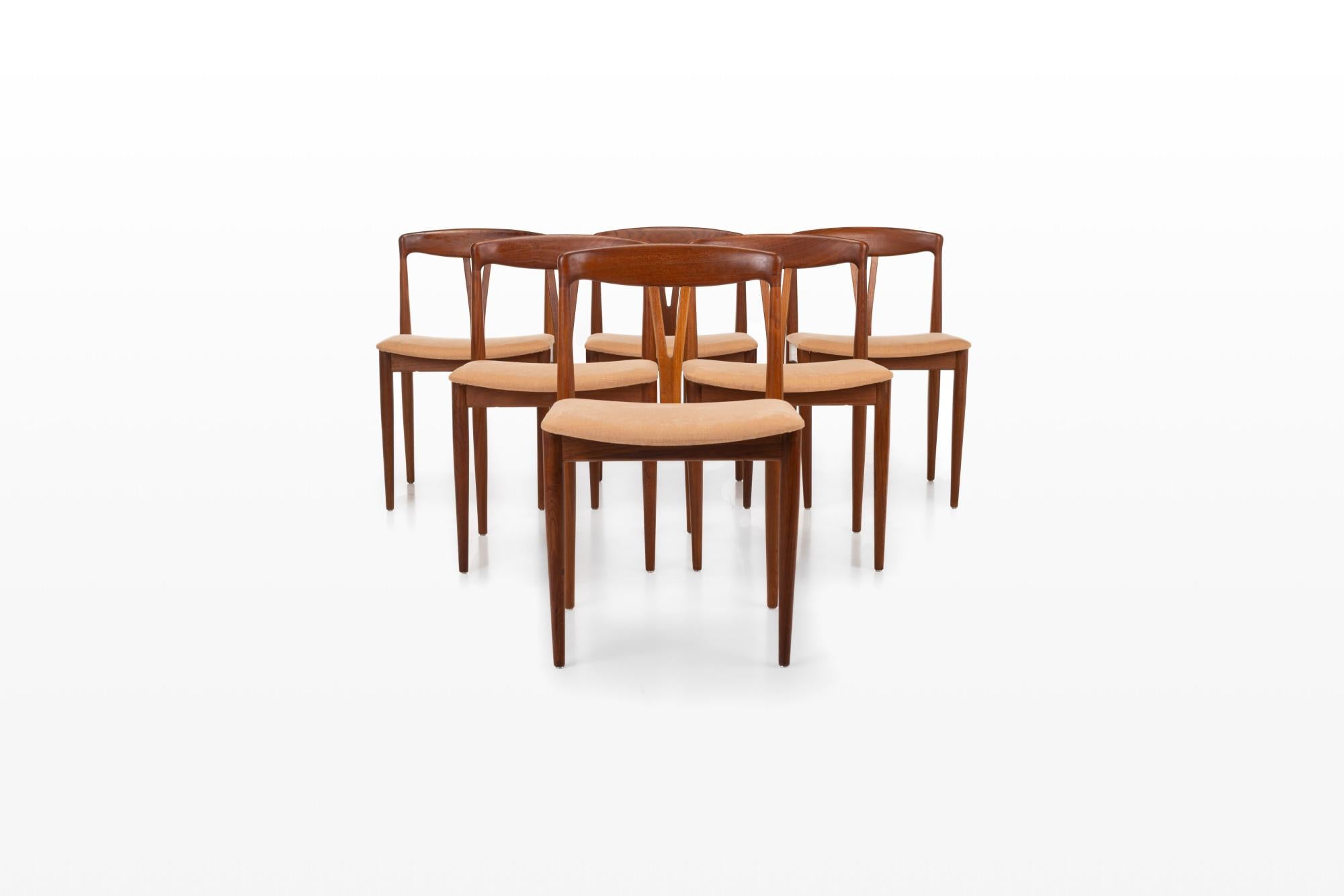 Ensemble de six chaises de salle à manger produites au Danemark dans les années 1960. Les chaises ont un cadre en teck et sont recouvertes d'un tissu couleur pêche.