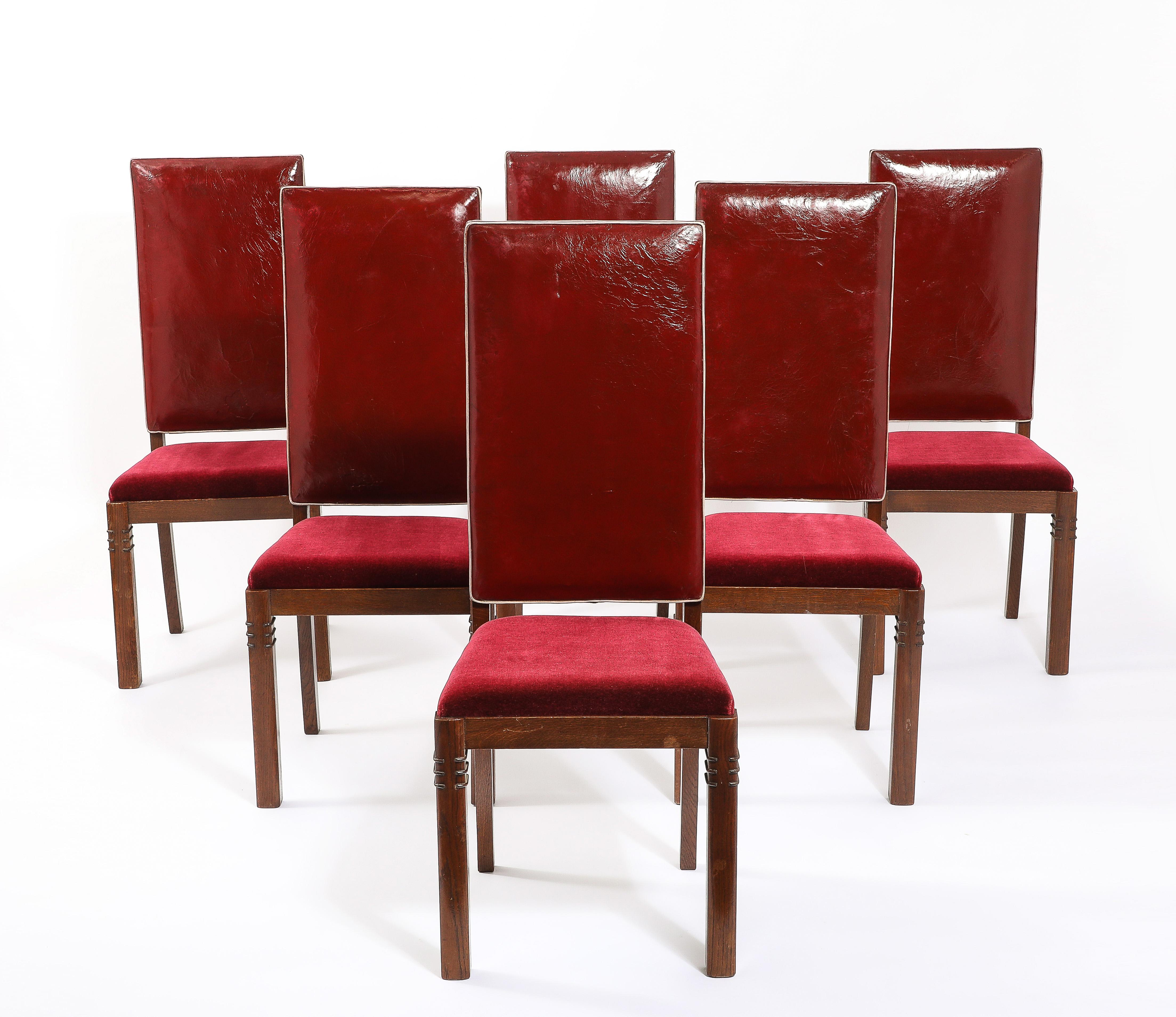 Un elegante set di sedie da pranzo con schienale alto in noce francese, originali e conservate.  schienali in pelle con sedili in mohair appena rivestiti. Ciascuna delle gambe anteriori presenta un'interessante rifinitura in legno di