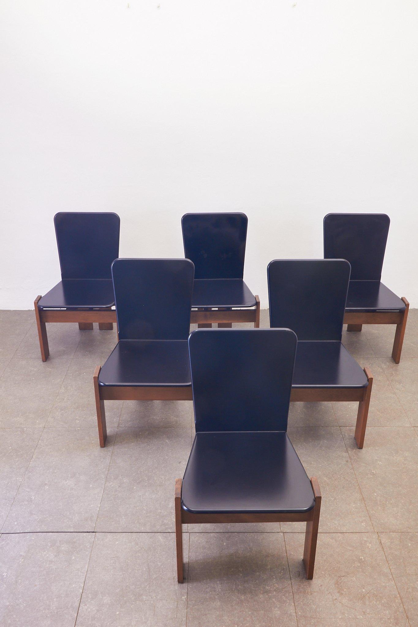 Un ensemble de six chaises en bois laqué noir avec une ligne et un design rares, il n'y a pas de chaises équivalentes sur le marché, le style peut être attribué au maître Tobia Scarpa, qui a utilisé ces lignes brutalistes avec un accent ergonomique.
