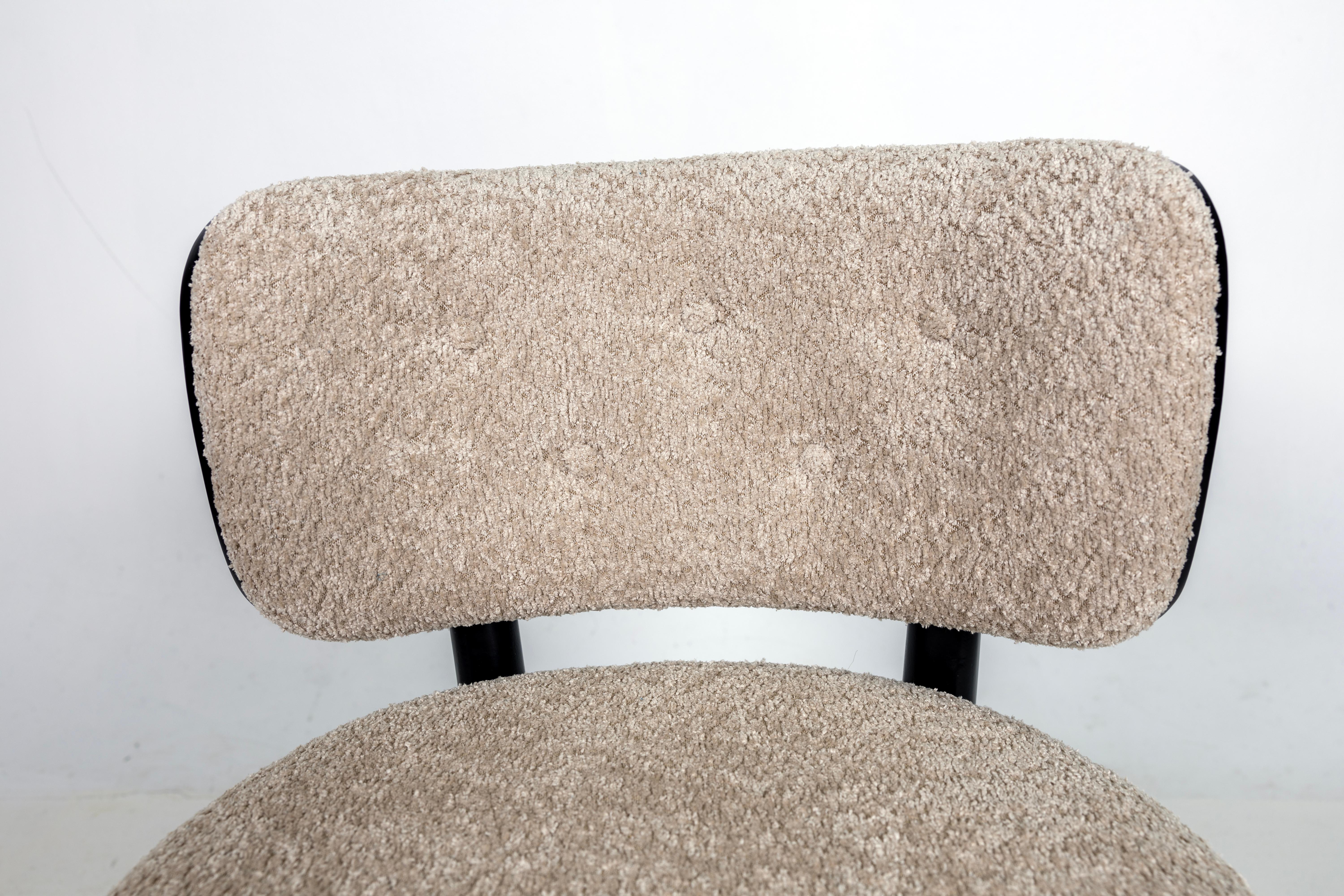 Sedie da pranzo nello stile di Viggo Boesen, in legno curvato e boucle in vendita 3