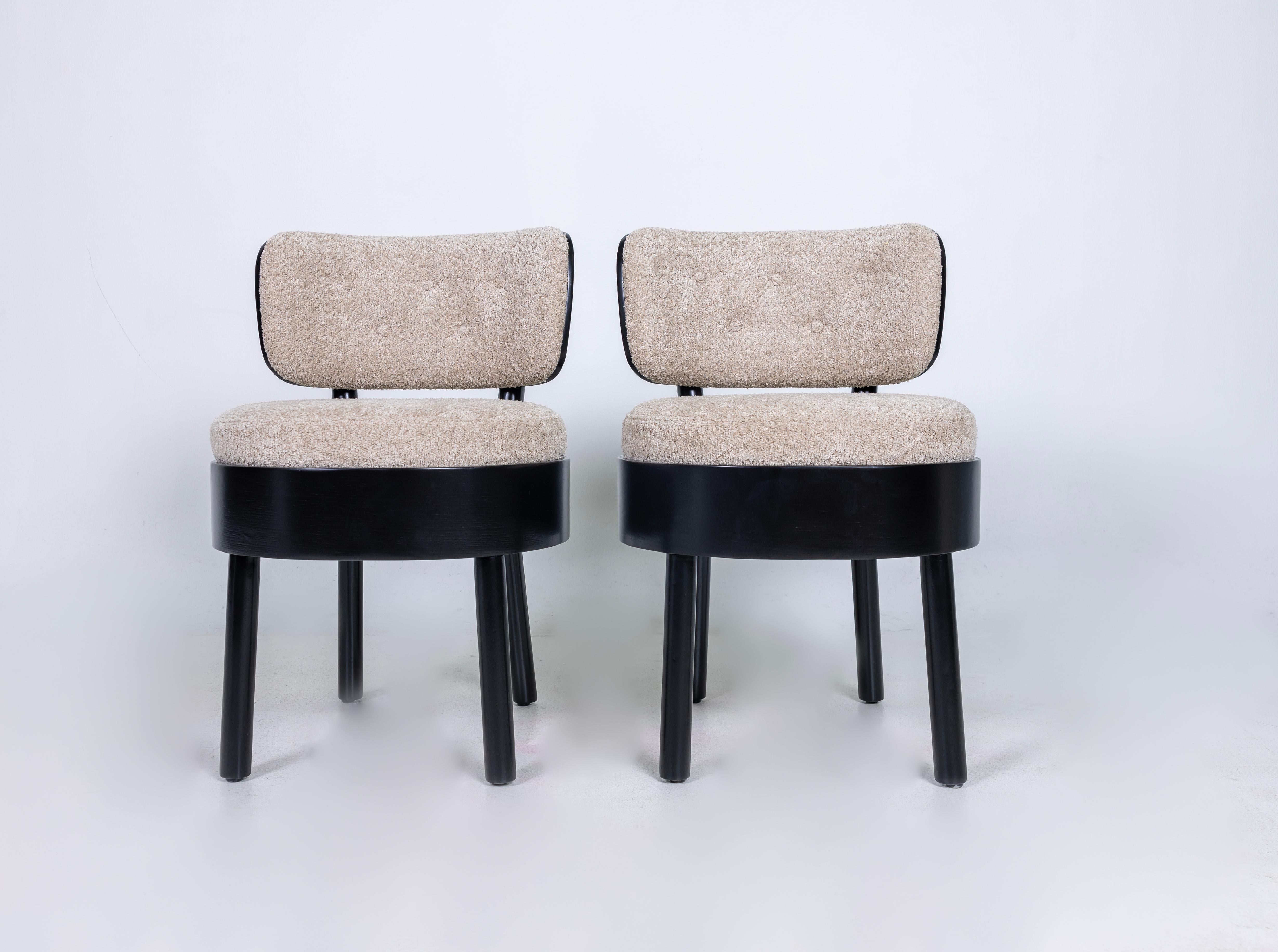 Sedie da pranzo nello stile di Viggo Boesen, in legno curvato e boucle in vendita 4