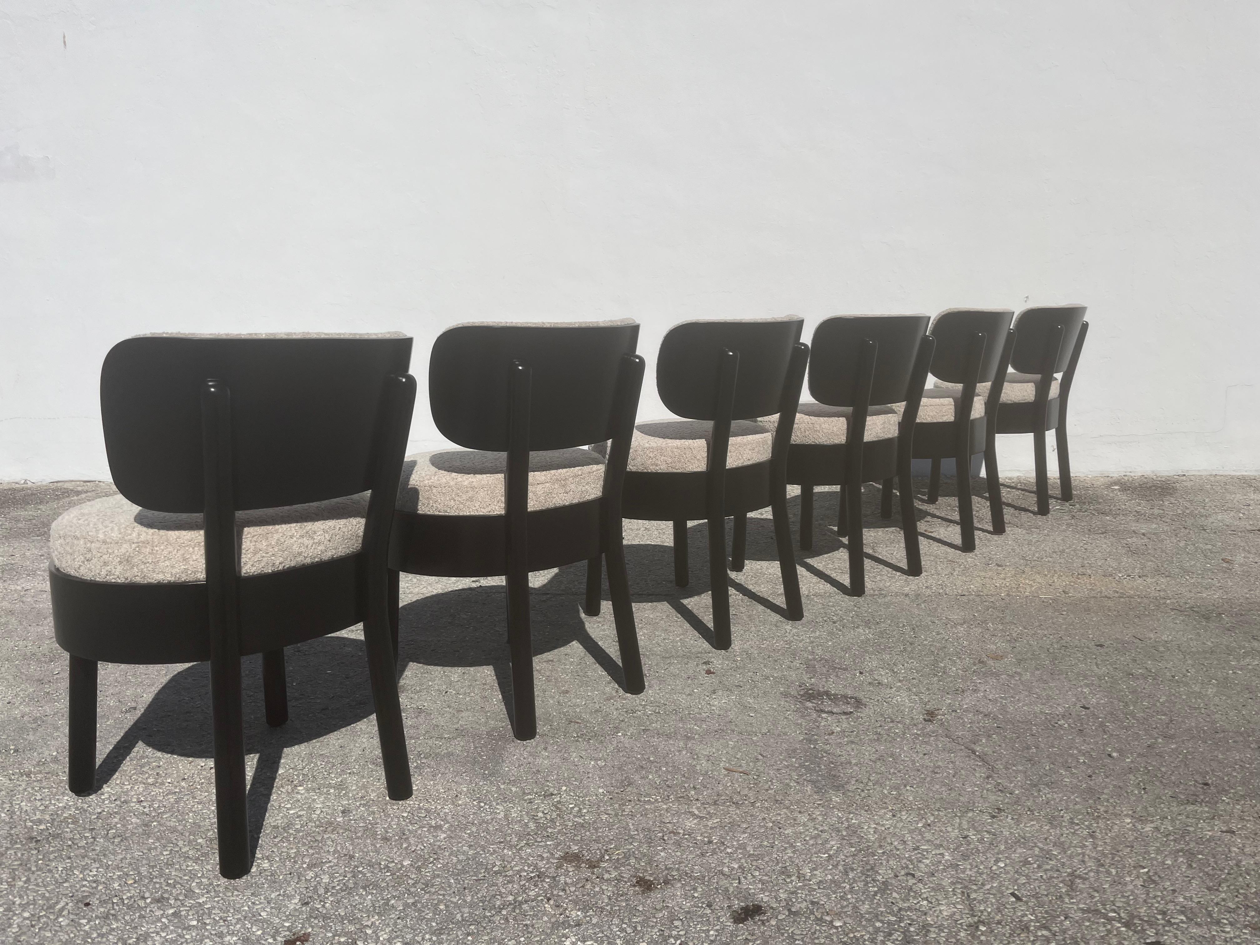 Fantastico set di sei sedie da pranzo nello stile di Viggo Boesen, con sedute e schienali in legno di bengala e finitura in lacca nera satinata. Le sedie sono state tappezzate in bouclé color sabbia. 