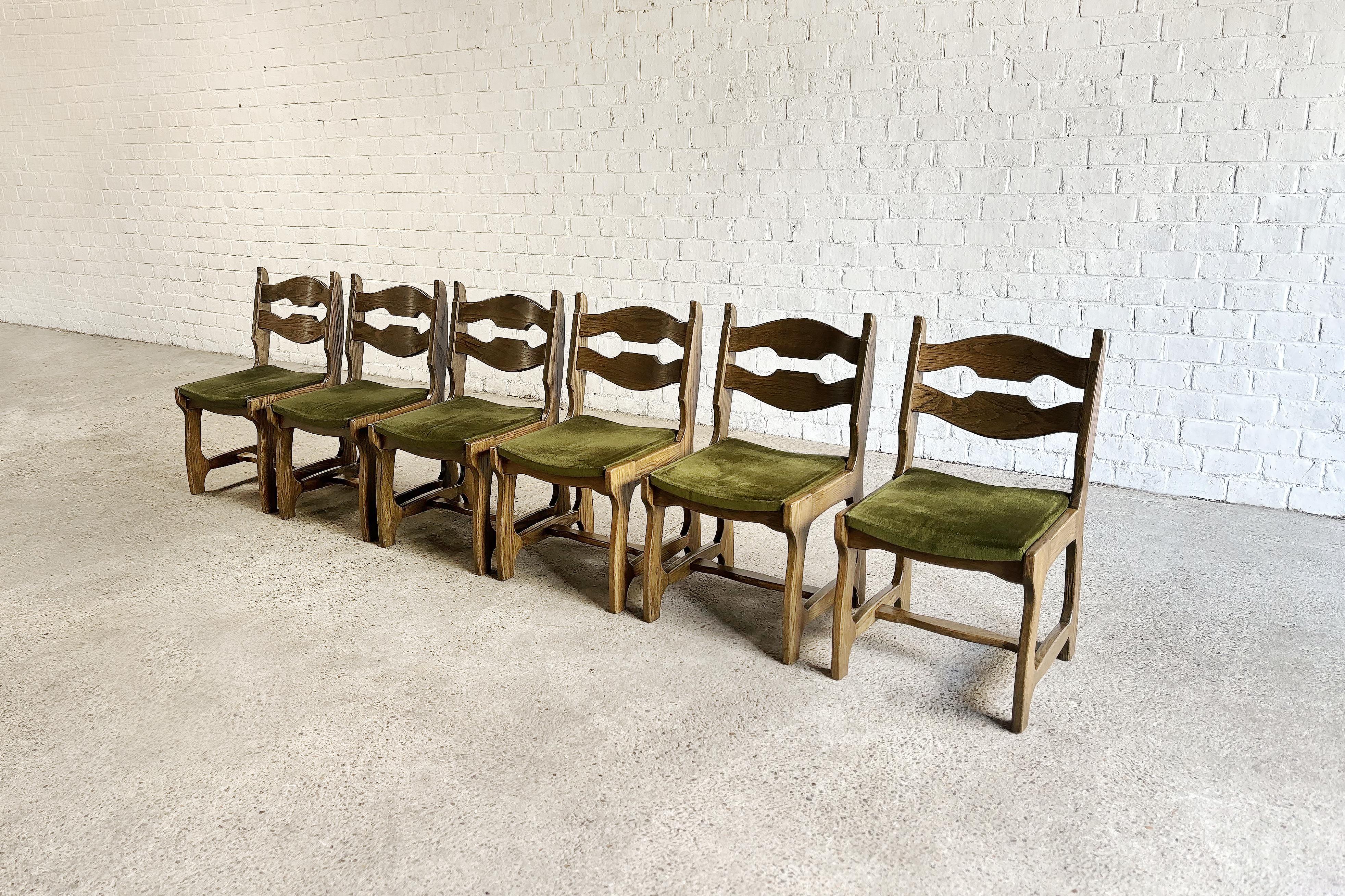 Wunderschöner und ungewöhnlicher Satz von 6 massiven Eichenstühlen, entworfen von Guillerme und Chambron für Votre Maison, um 1950. Originale grüne Samtsitze. Diese Stühle vermitteln einen brutalistischen und zugleich organischen Look.
