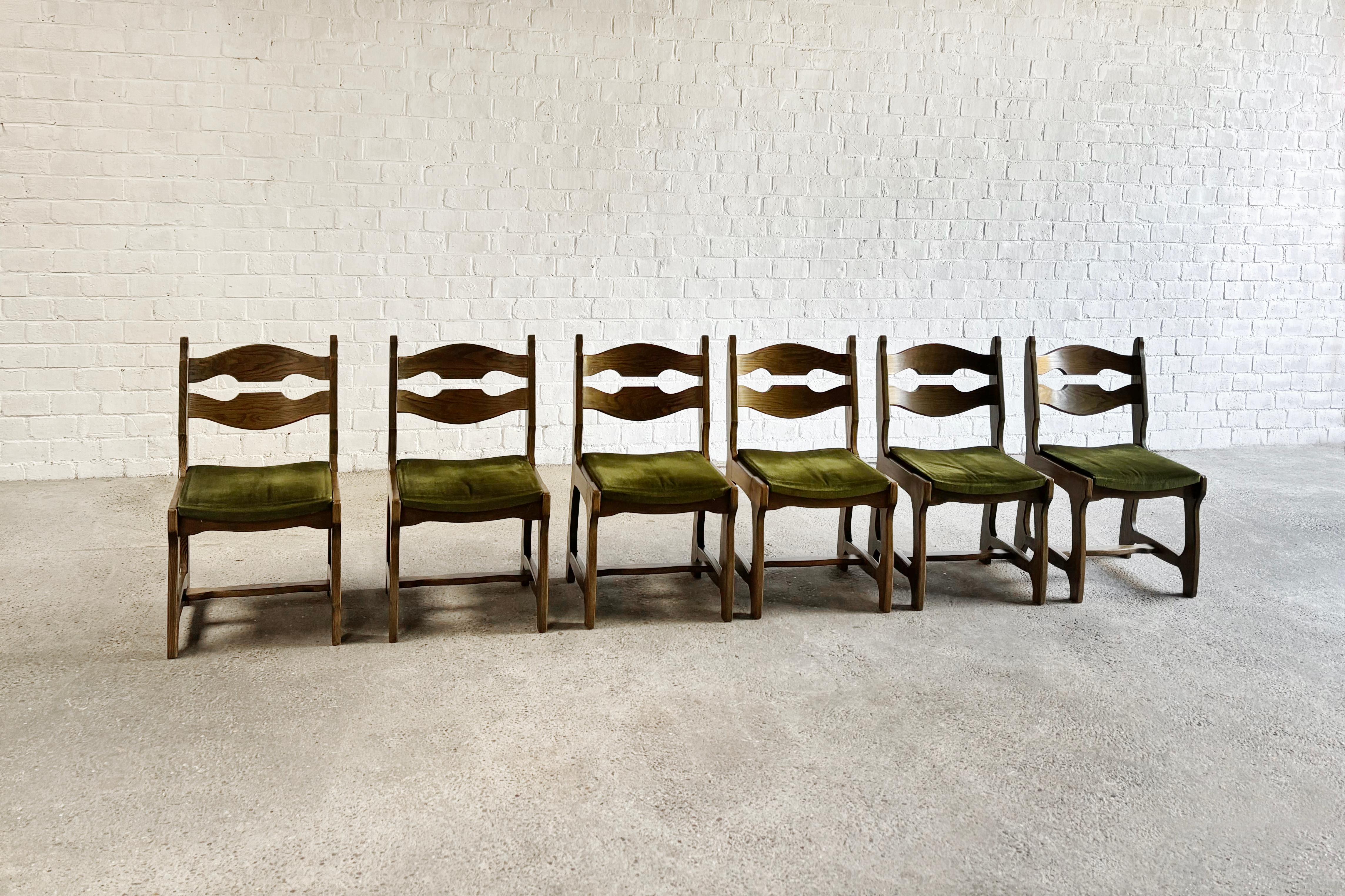 Esszimmerstühle aus Holz und Stoff von Guillerme Et Chambron, 1950er Jahre, 6er-Set, Set (Samt) im Angebot