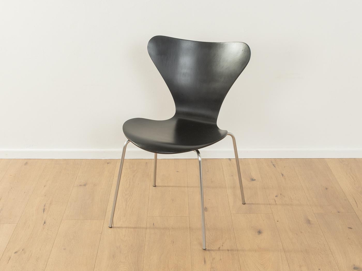 Silla clásica modelo 3107 de la Serie 7 de Arne Jacobsen para Fritz Hansen. Armazón de acero inoxidable de alta calidad con carcasa de asiento de madera contrachapada en negro. La oferta incluye dos sillas.

Características de calidad:

    diseño