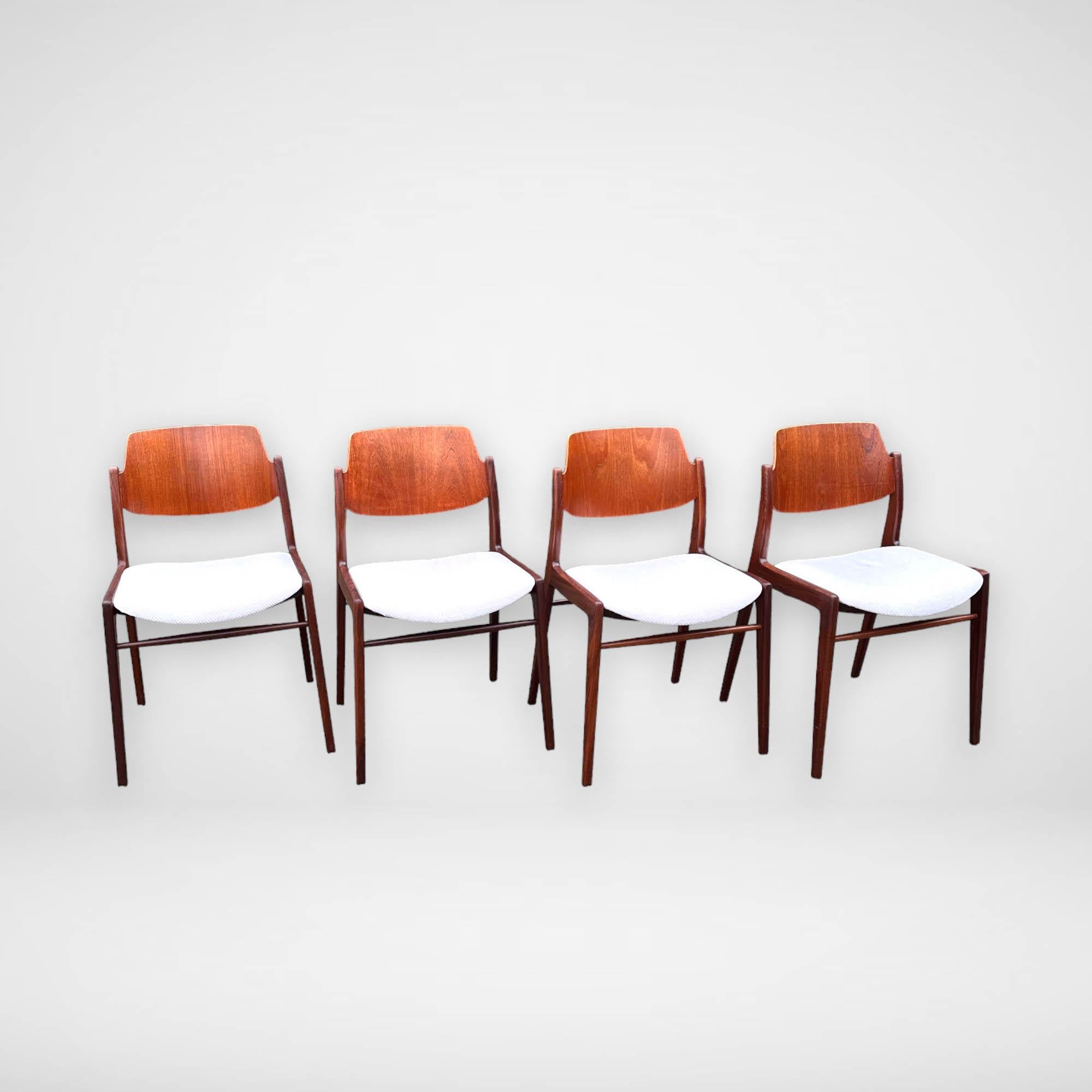 Ein Satz von 4 schönen Esszimmerstühlen, entworfen von Hartmut Lohmeyer für Wilkhahn. Die Rückenlehne ist aus Teak-Sperrholz gefertigt. Der massive Rahmen ist aus dunklerem Teakholz gefertigt. Diese Stühle 'Modell 476A' haben ein zeitloses Design,