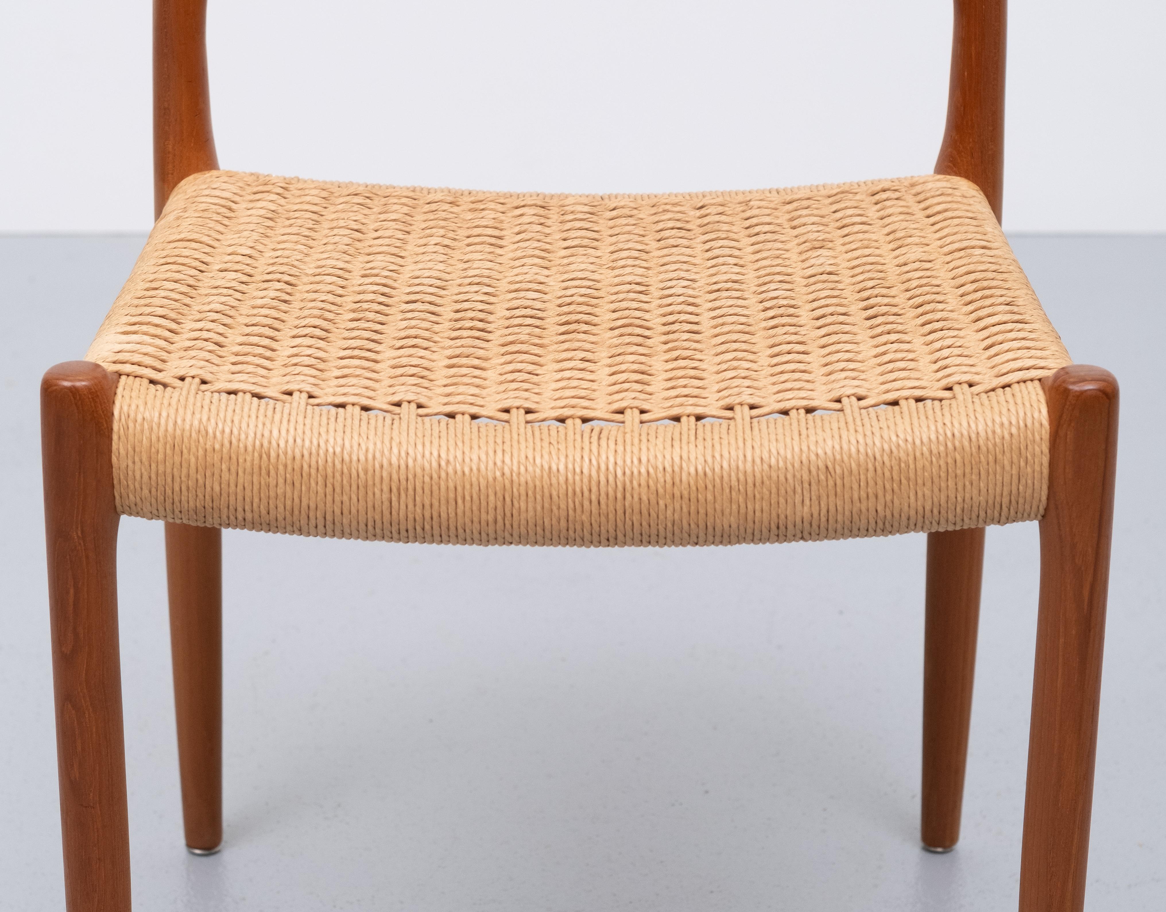 Beautiful original Danish vintage design dining room chairs by Niels O. Møller for J.L. Moller Mobelfabrik. Period: 1960s. Model number 83. Particularly organically designed backrest. The beautiful finish and curved backrest with bars offers good