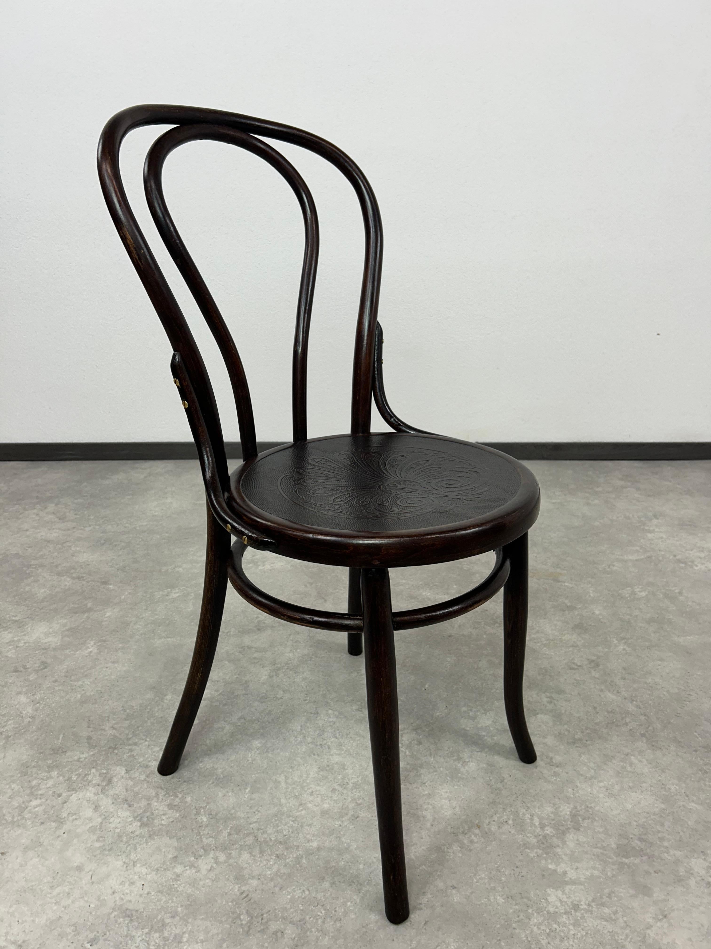 Sillas de comedor nº 18 de Thonet. Teñido y repulido profesional con asientos nuevos.


