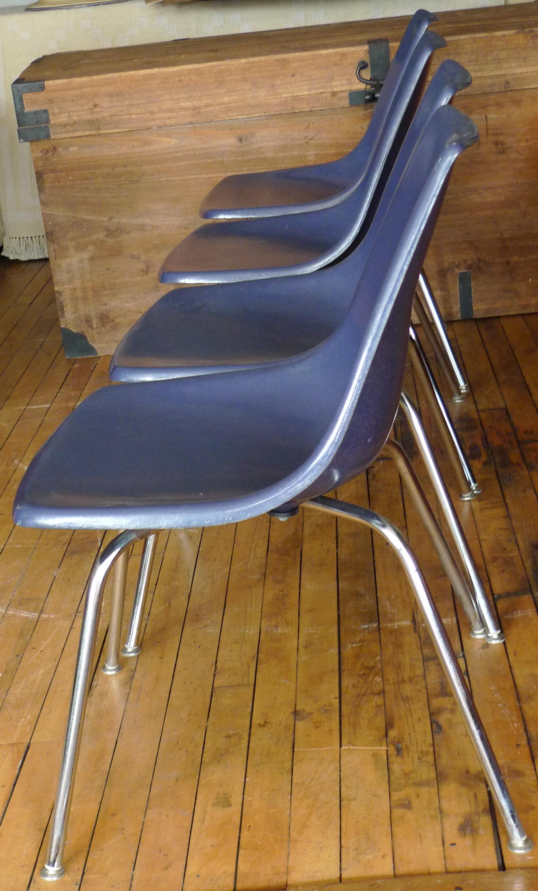 Mid-Century Modern Dining Chairs of Blue Fiberglass with Chrome Frames from Kreuger, Set of 4 For Sale