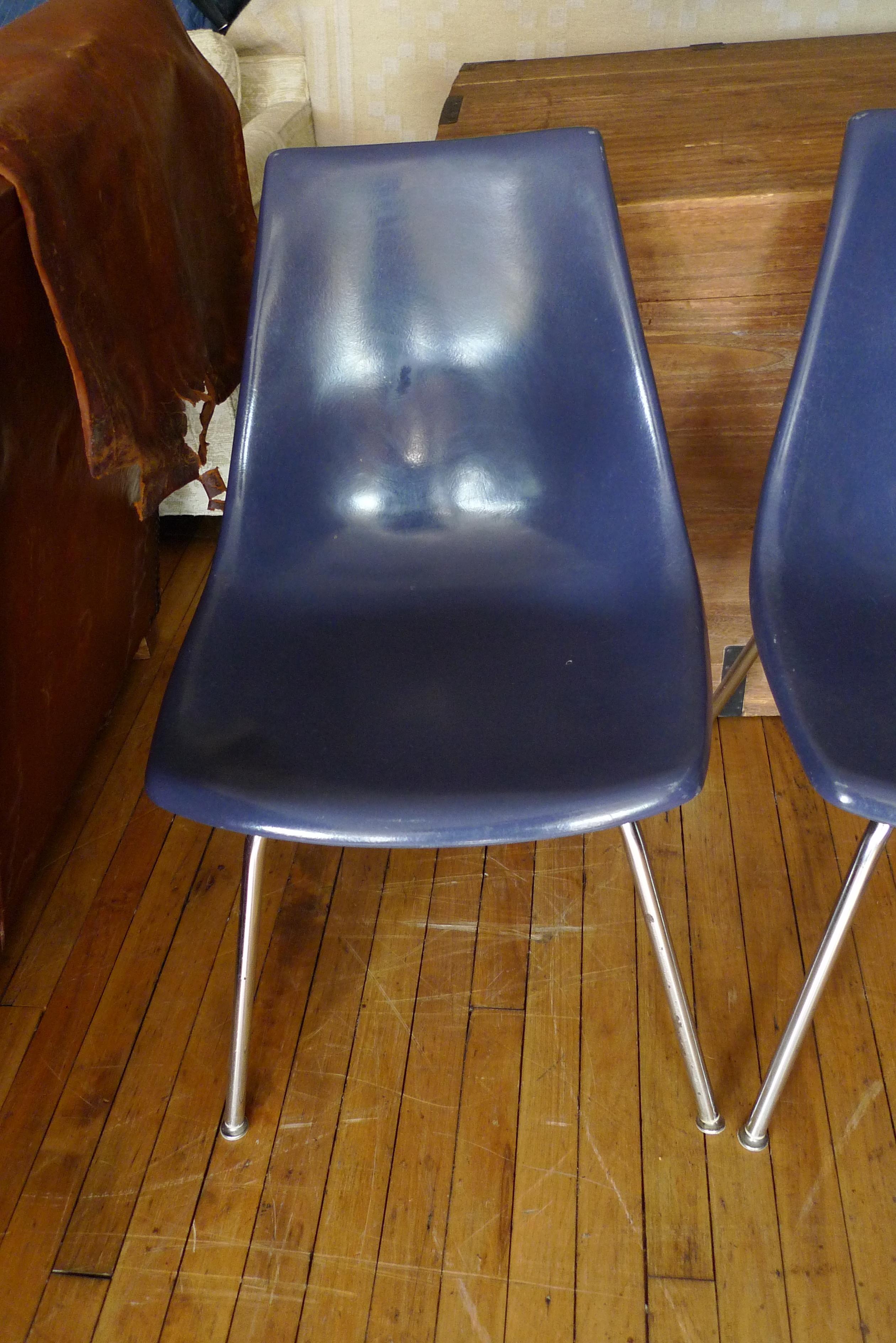 Dining Chairs of Blue Fiberglass with Chrome Frames from Kreuger, Set of 4 In Good Condition For Sale In Madison, WI