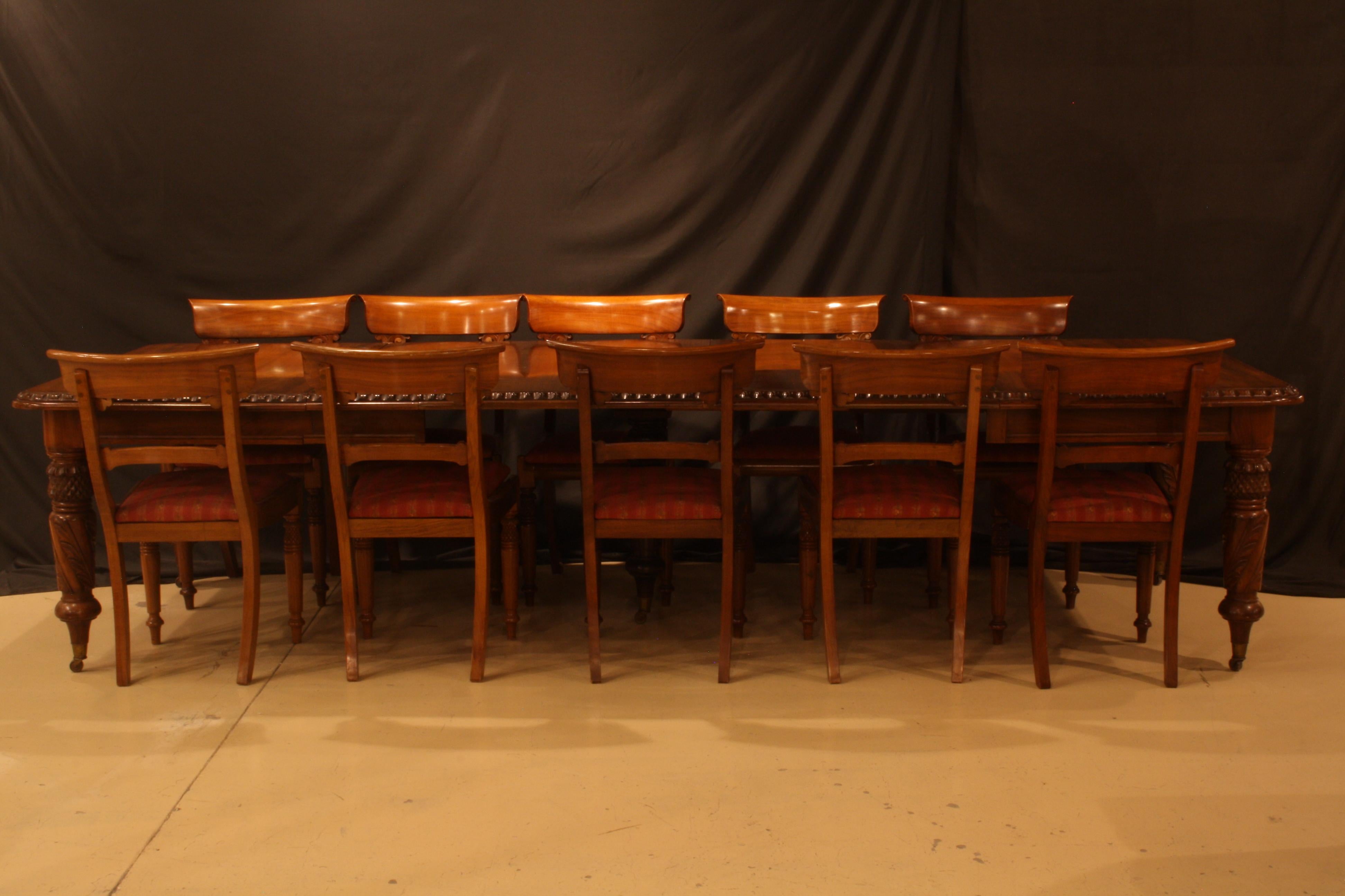 Canadien Lot de 12 chaises de salle à manger en noyer, 1 sculpteur et 11 chaises d'appoint en vente