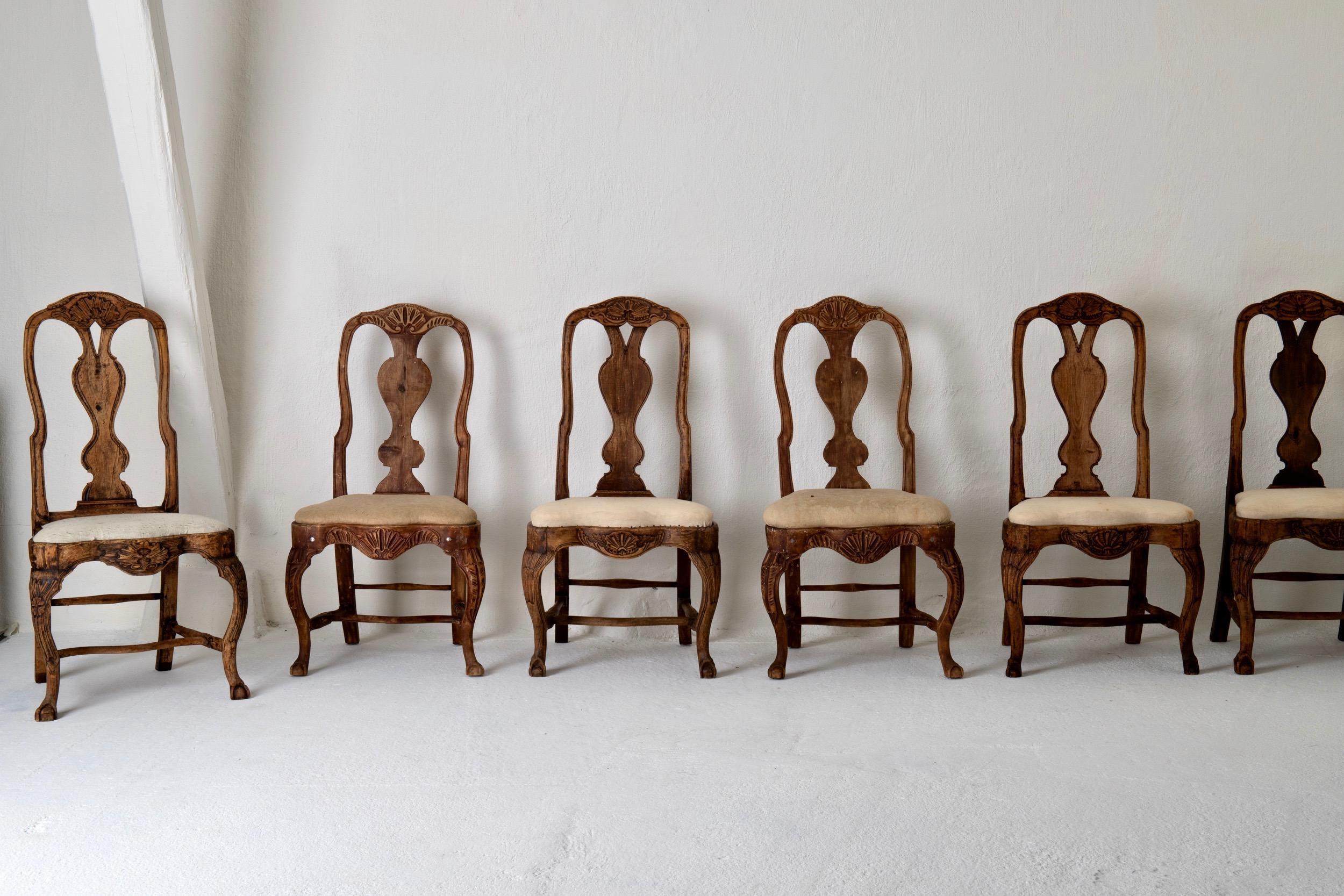 Un ensemble (assemblé) de six chaises de salle à manger fabriquées pendant la période Rococo 1750-1775 en Suède. Belle patine brute avec des sculptures étonnantes. Pieds cabriole se terminant par des pieds griffe et boule.

 