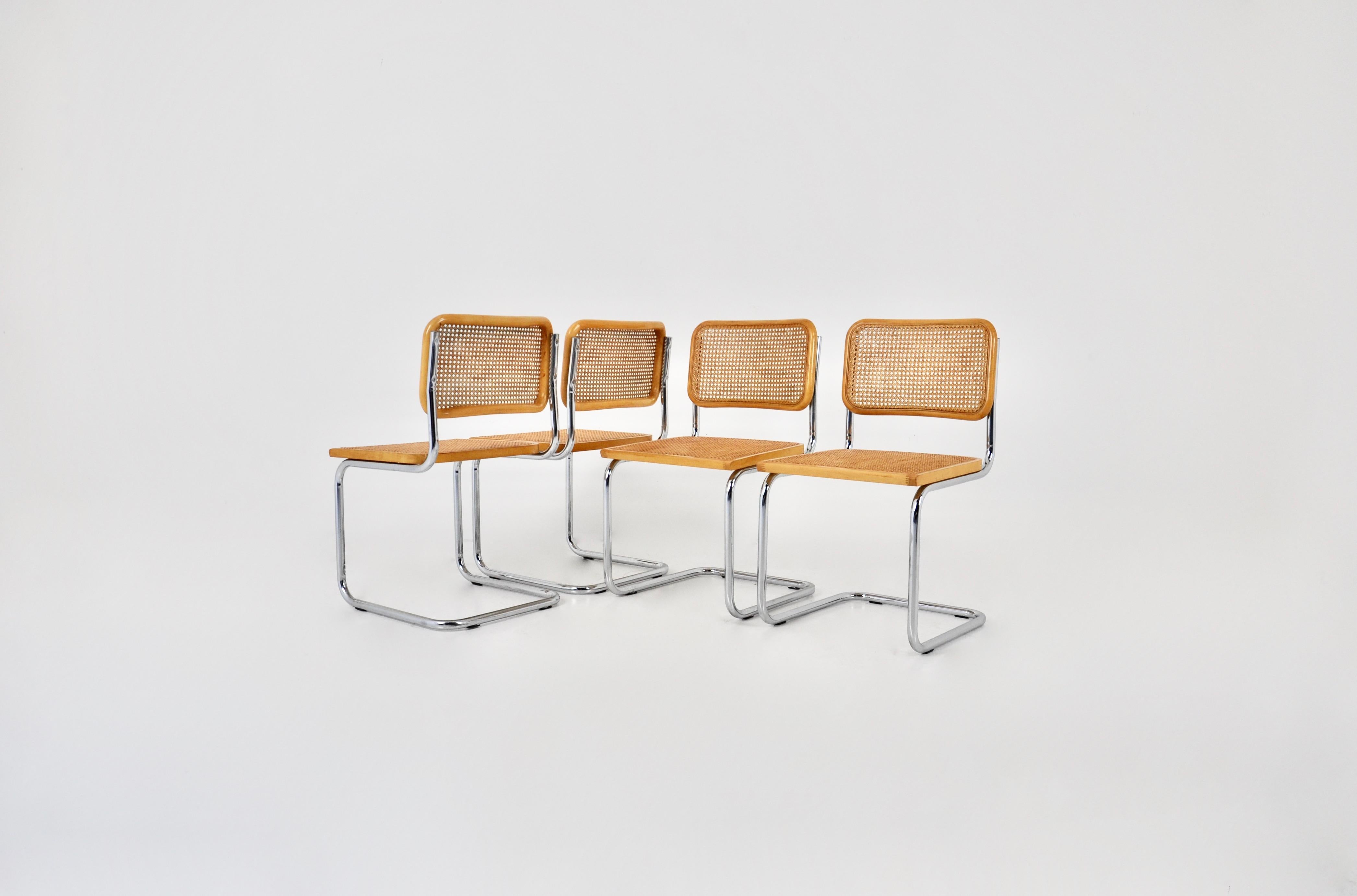 Set of 4 chairs in metal, wood and cane. Wear due to time and age of the chairs.
Measure: Seat height: 45cm.