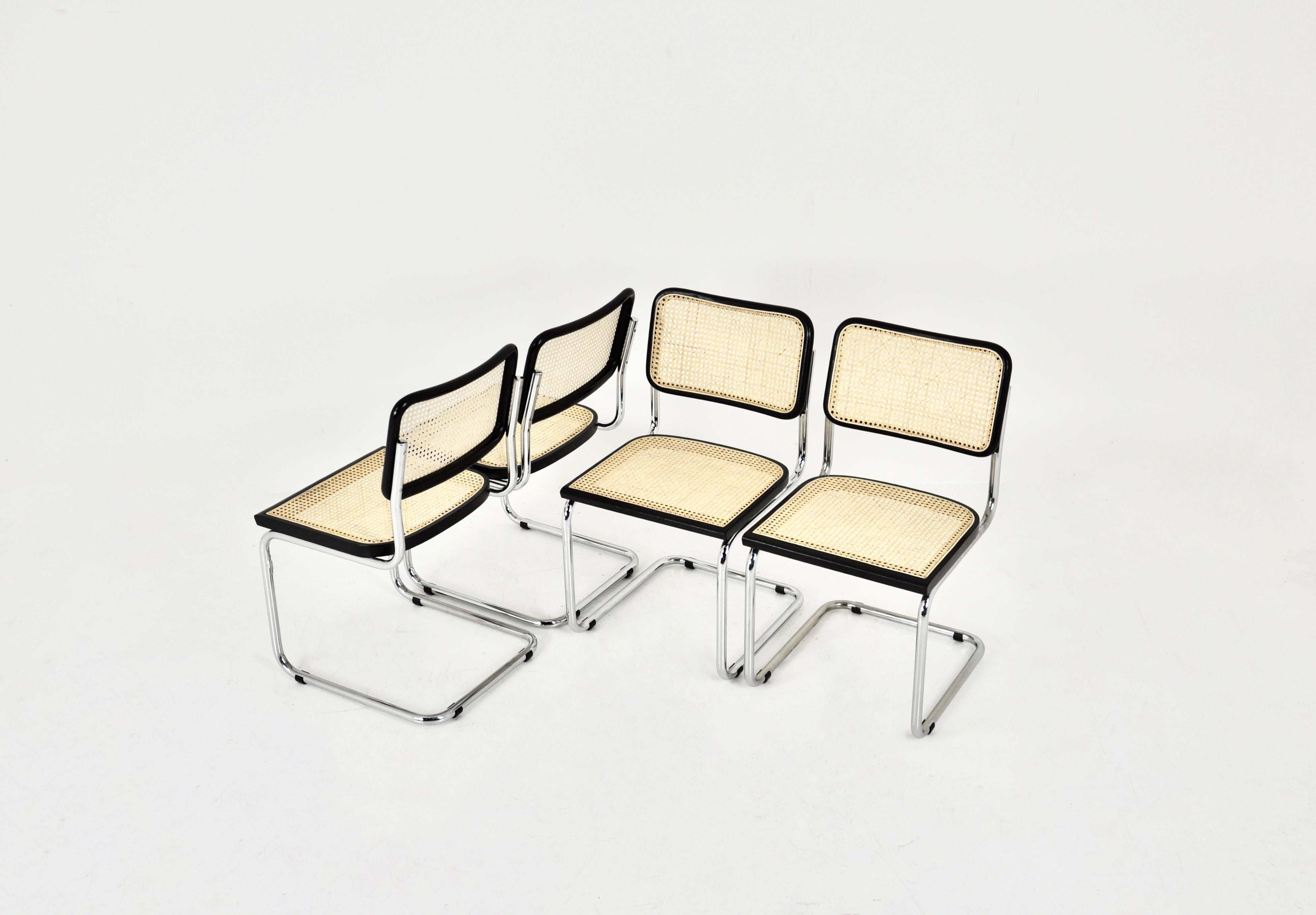 Set of 4 chairs in metal, wood and rattan. Dimensions: seat height: 46 cm. Wear due to time and age of the chairs.