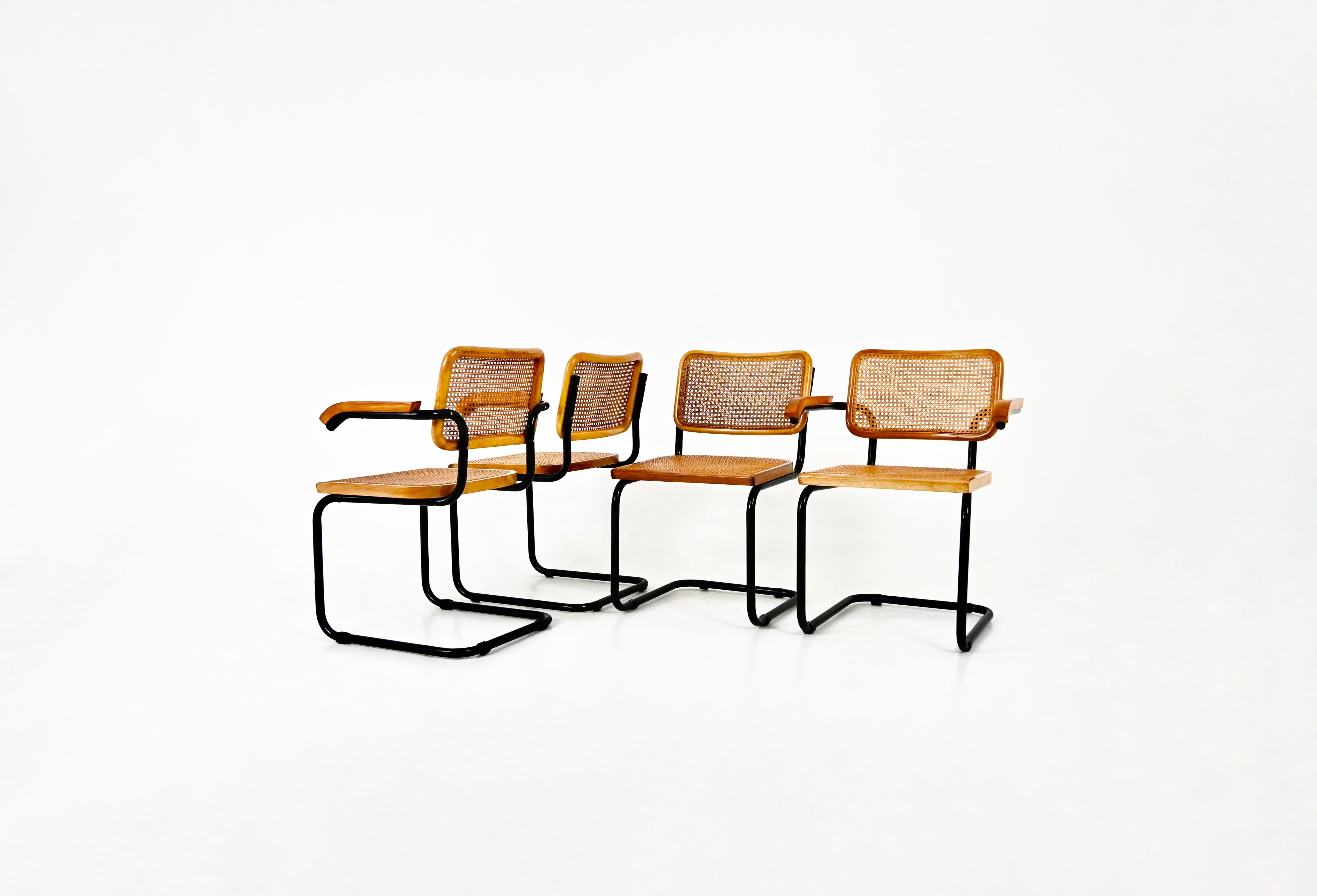 Set di 4 sedie in  metallo nero, legno e rattan. 
Dimensioni: altezza della seduta: 46 cm. Larghezza con braccioli: 62 cm 
Usura dovuta al tempo e all'età delle sedie. 
PER LA SPEDIZIONE, RICHIEDICI DI RICEVERE IL MIGLIOR PREZZO



