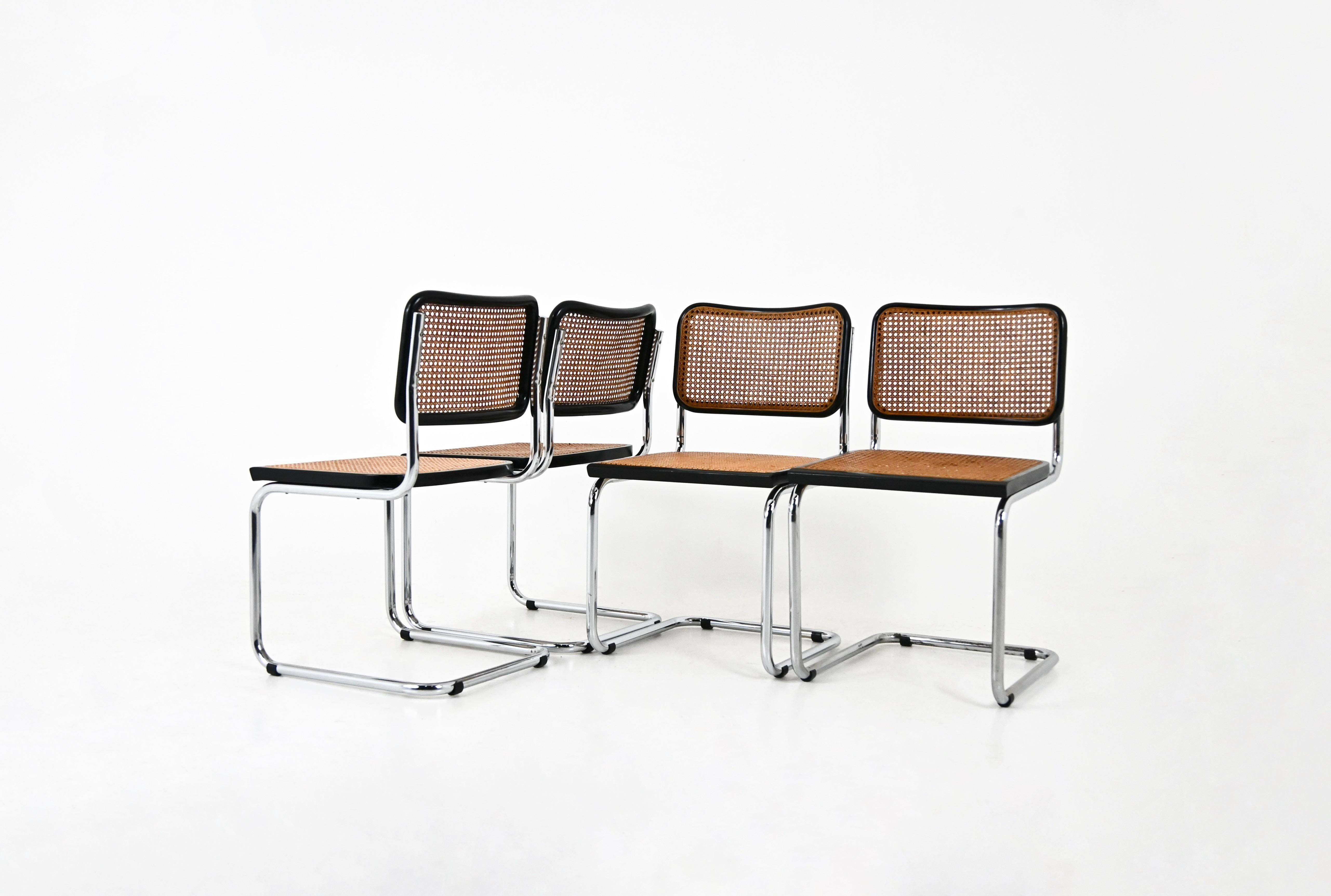 Set aus 4 Stühlen aus Holz, Rattan und Metall. Abmessungen: Sitzhöhe: 46 cm. Abnutzung durch die Zeit und das Alter der Stühle.
FÜR DEN VERSAND, FRAGEN SIE UNS, UM DEN BESTEN PREIS ZU ERHALTEN
