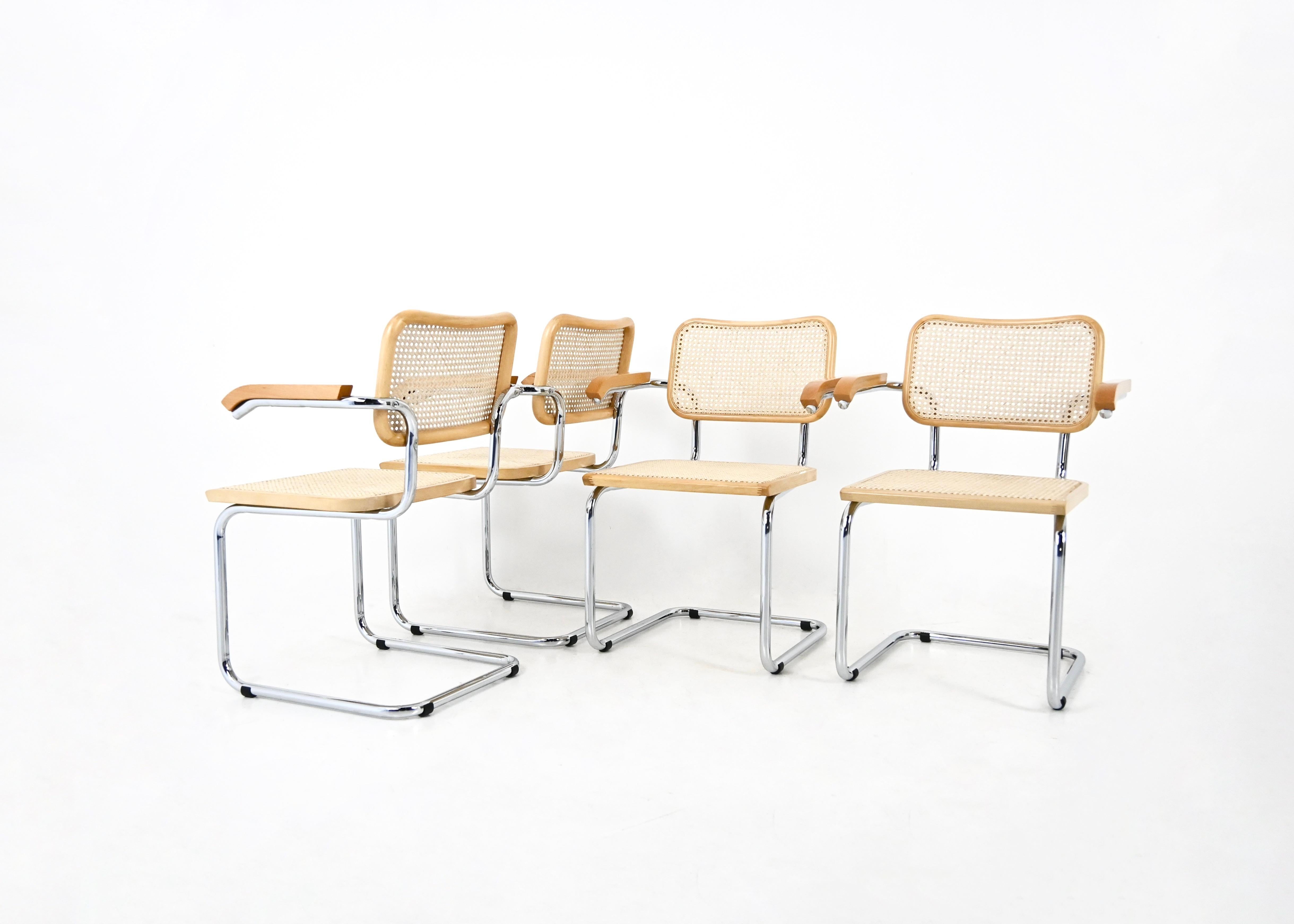 Set di 4  sedie con braccioli in metallo, legno e rattan. Altezza della seduta: 45 cm. Usura dovuta al tempo e all'età delle sedie. 
PER LA SPEDIZIONE, RICHIEDICI DI RICEVERE IL MIGLIOR PREZZO
