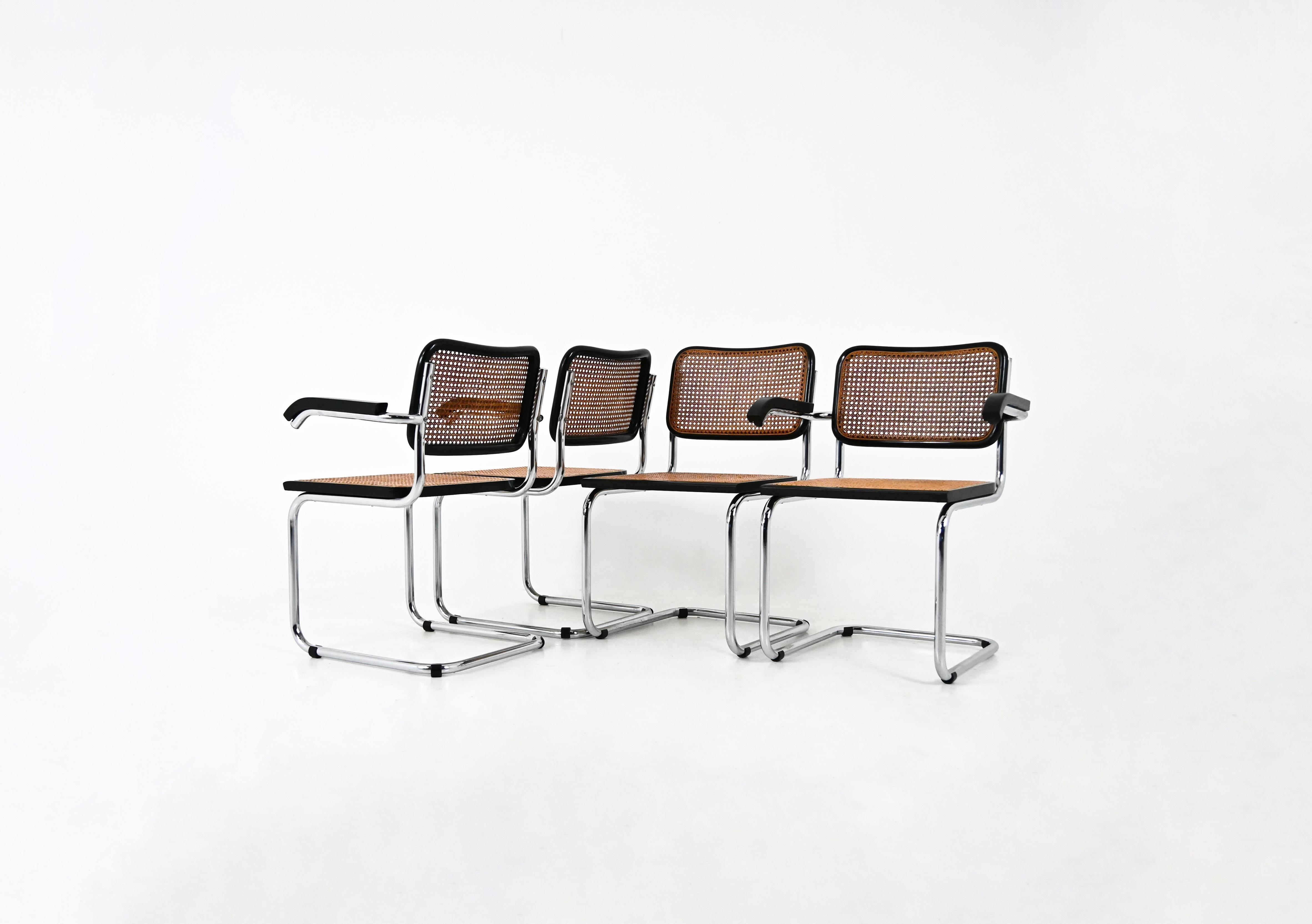 Set di 4 sedie in  metallo nero, legno e rattan. 
Dimensioni: altezza della seduta: 45 cm. Larghezza con braccioli: 63 cm 
Usura dovuta al tempo e all'età delle sedie. 
PER LA SPEDIZIONE, RICHIEDICI DI RICEVERE IL MIGLIOR PREZZO



