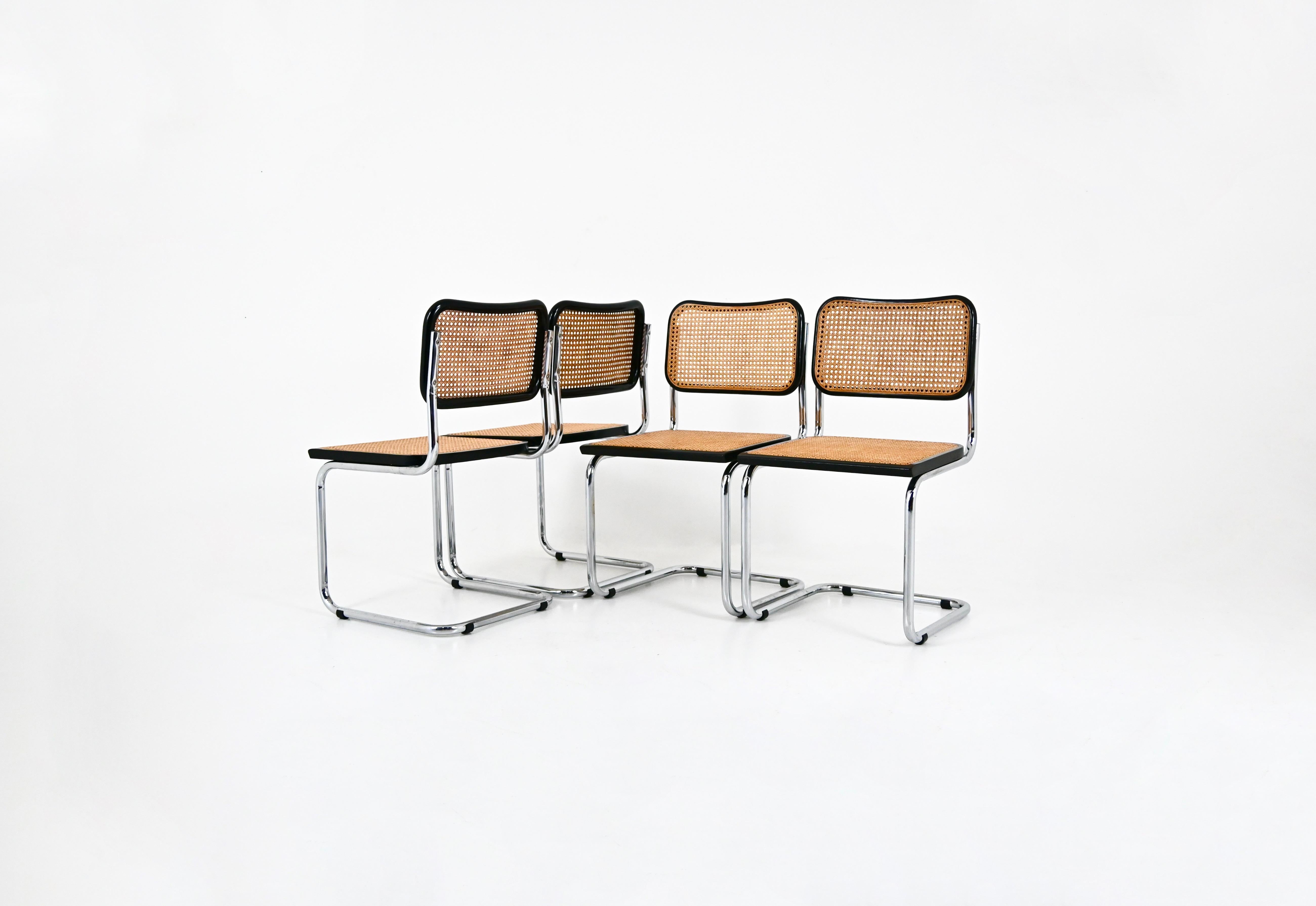 Set di 4 sedie in legno, rattan e metallo. Altezza della seduta: 46 cm. Usura dovuta al tempo e all'età delle sedie.
PER LA SPEDIZIONE, RICHIEDICI DI RICEVERE IL MIGLIOR PREZZO