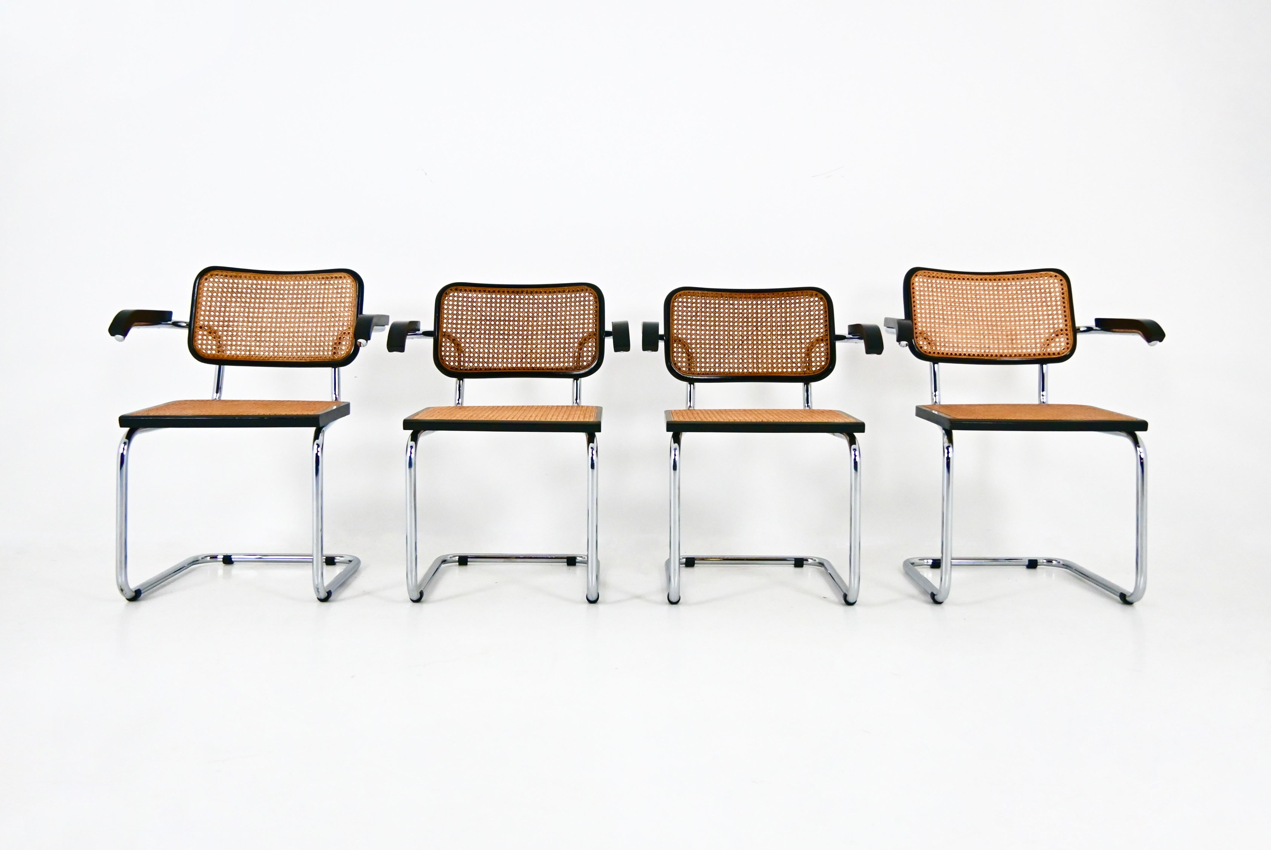Italiano Sedie da pranzo stile B32 di Marcel Breuer, set di 4 pezzi in vendita