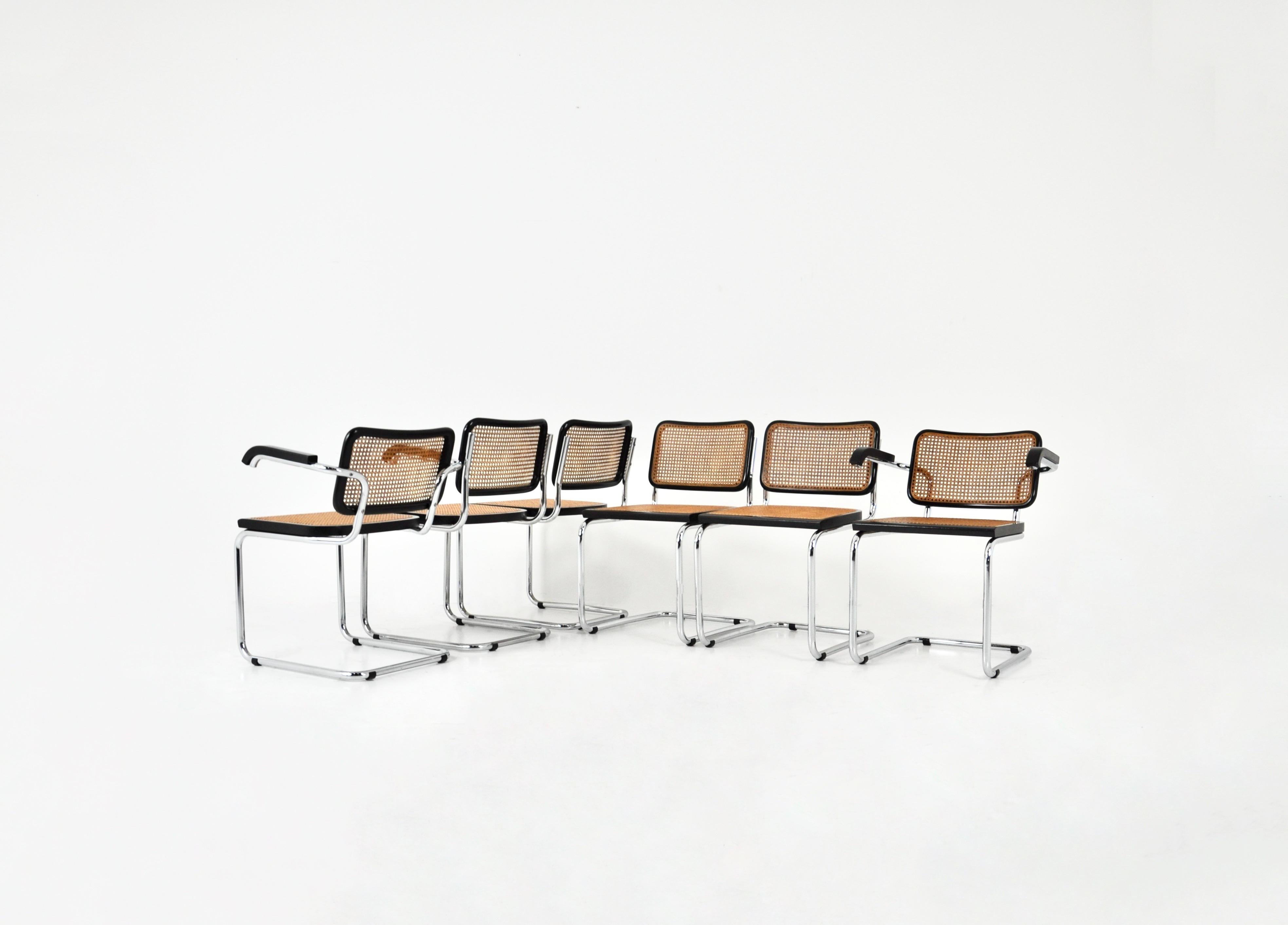 Set of 6 chairs in metal, wood and rattan. 2 with arms and 4 without arms. 
Dimensions: seat height: 47 cm. Width with armrests: 62 cm 
Wear due to time and age of the chairs. 


