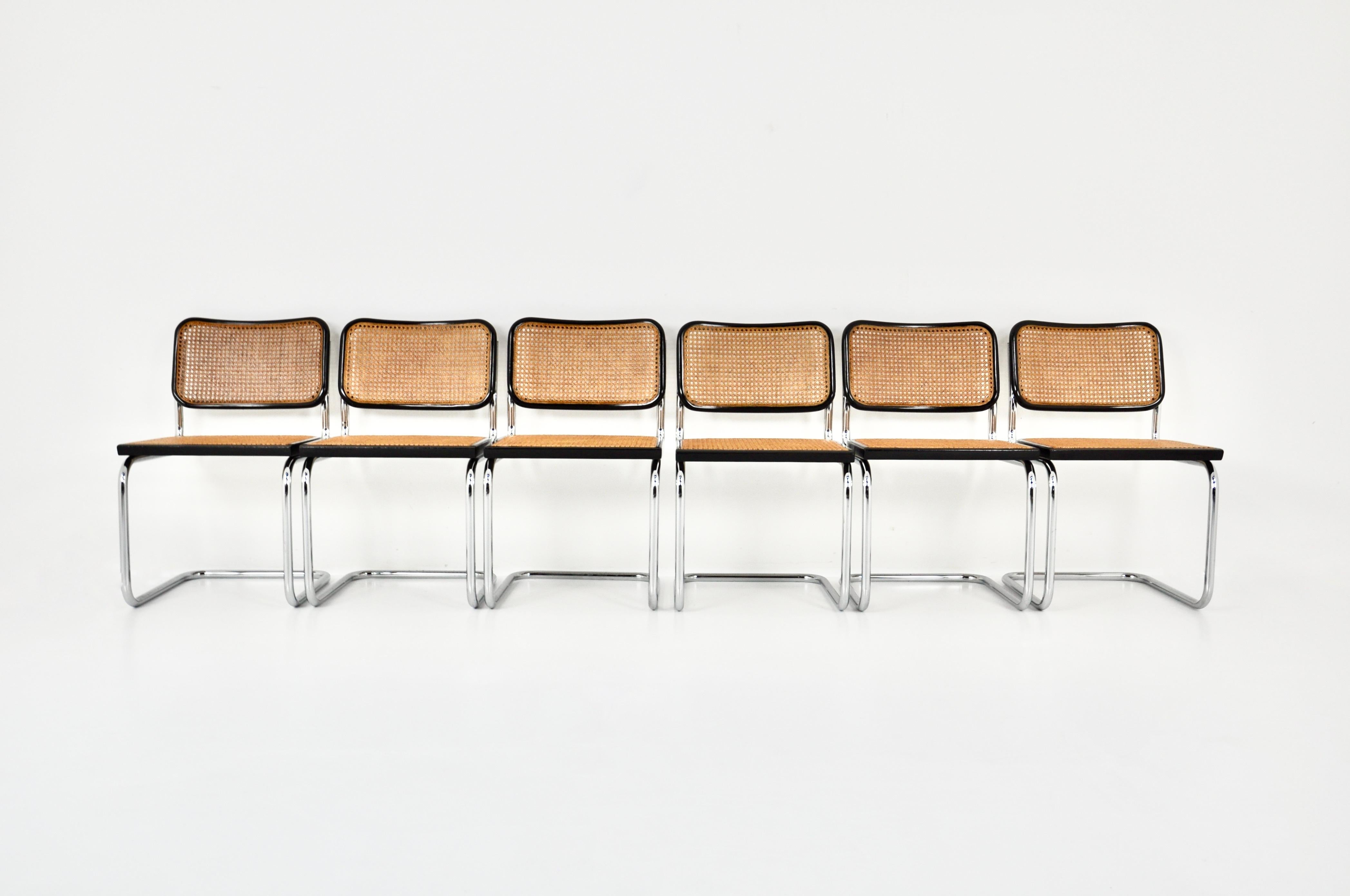Ensemble de 6 pièces  chaises noires en métal, bois et rotin. Hauteur du siège : 45 cm. Usure due au temps et à l'âge des chaises. 