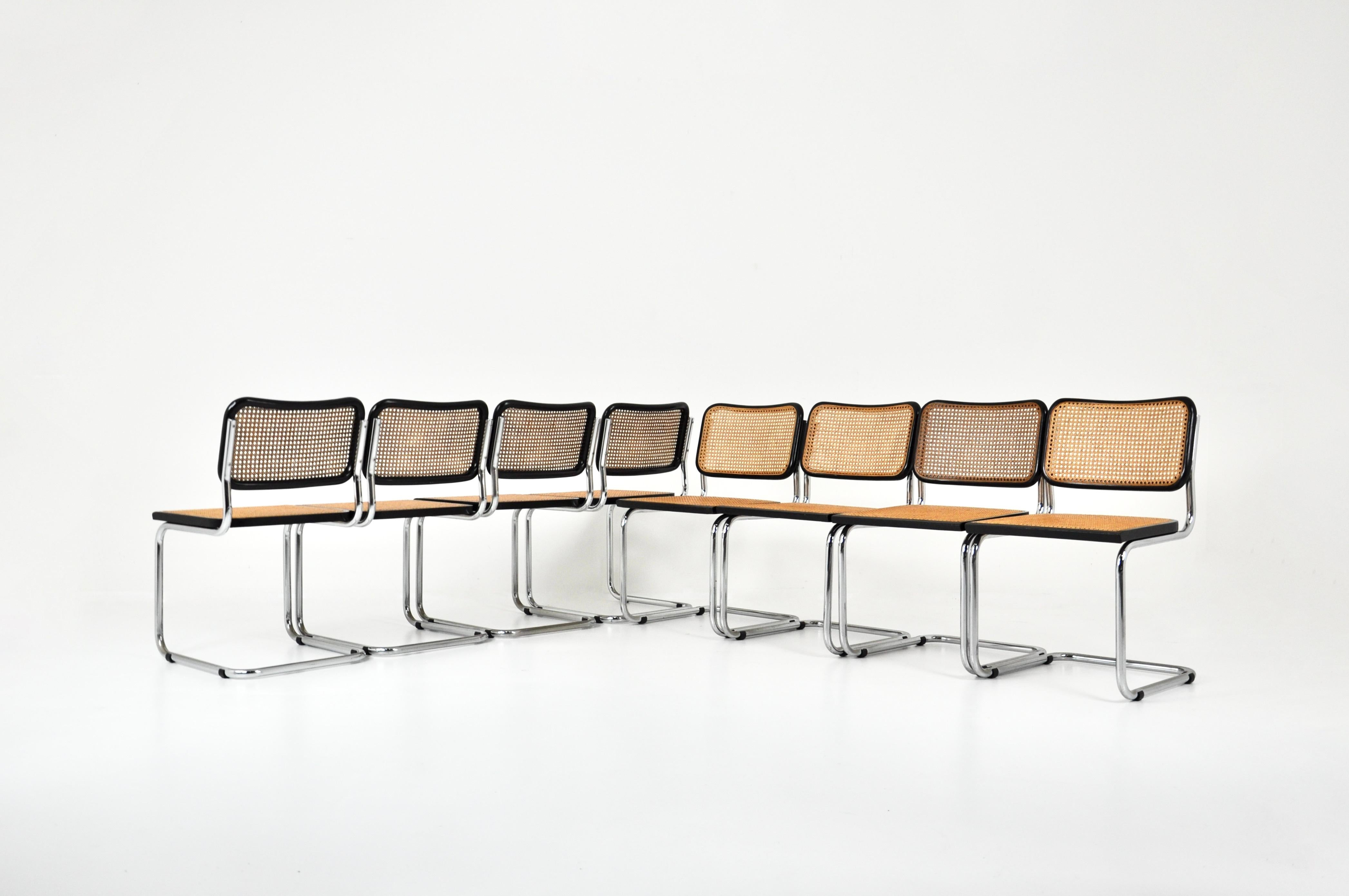 Set of 8  black chairs in metal, wood and rattan. Seat height: 45 cm. Wear due to time and age of the chairs. 