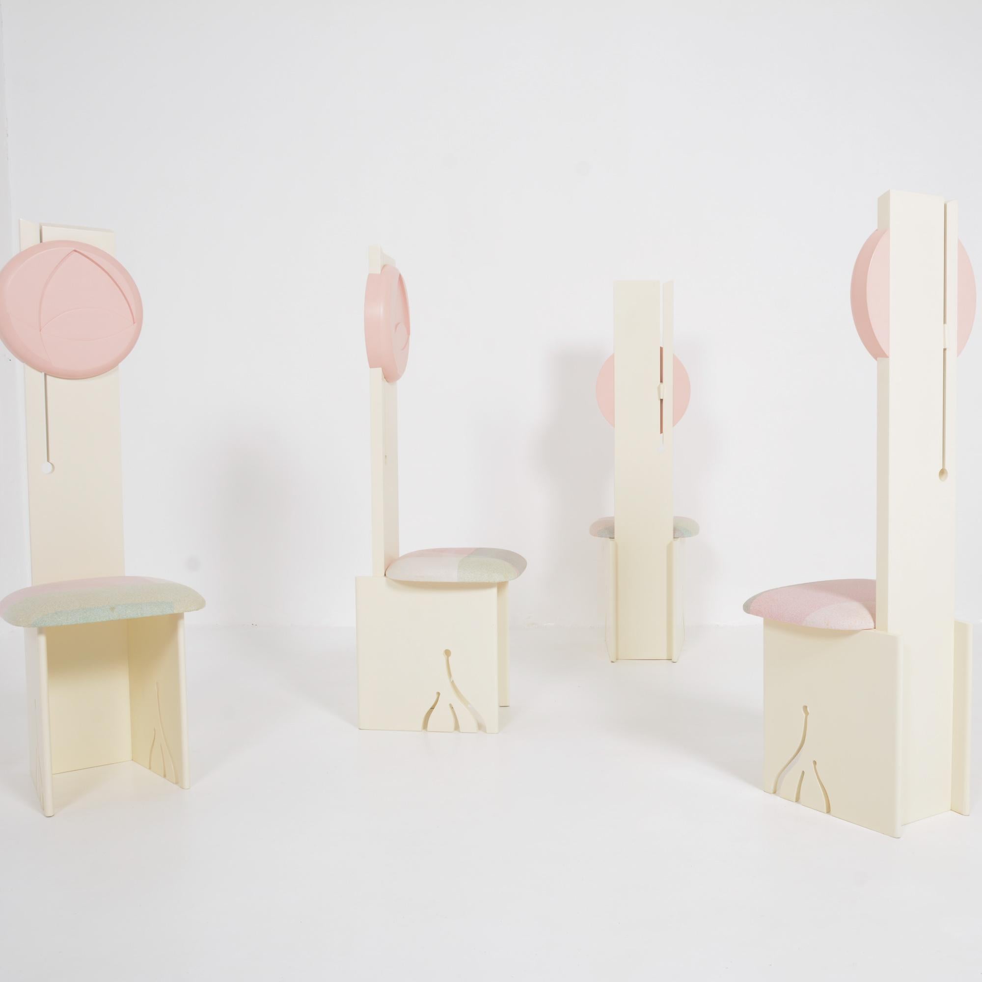 These dining chairs ‘Tribute to Mackintosh’ were designed by the Belgian designer and artist Frans L. Van Praet (°1937).
The chairs can be dated in the 1980s, in the collection ‘Hommages ‘ – ‘Tributes’. They are a nice example of Belgian postmodern