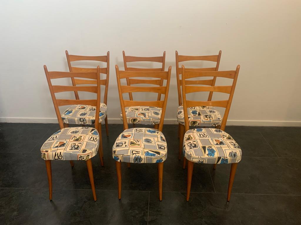 Set of 6 chairs in beech wood, with original fabric removable and washable hook-and-loop replaced. Excellent condition and usable. We will take care of a further check before shipping. 
     