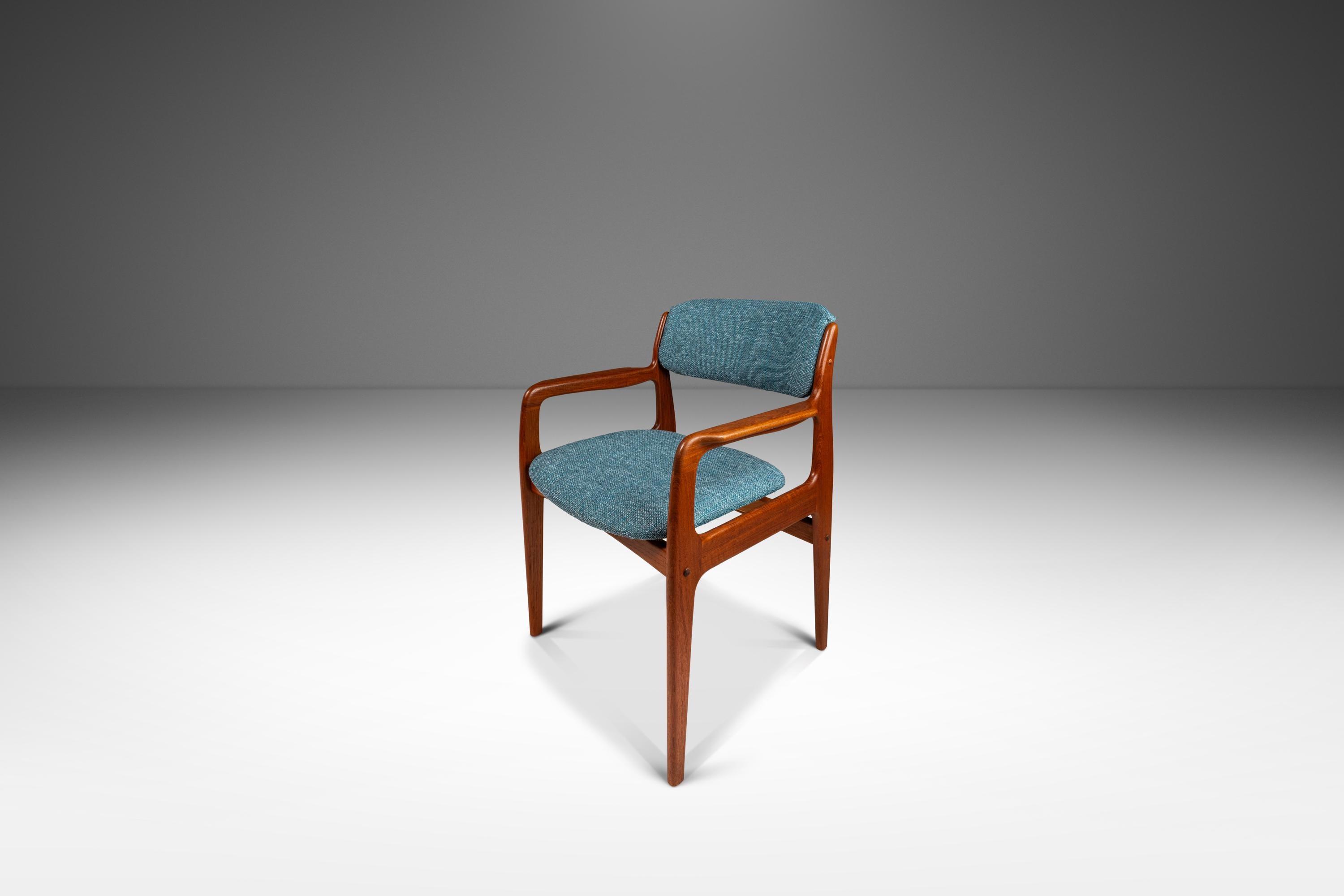 Voici un fauteuil moderne danois récemment restauré, conçu par l'influent Benny Linden. Construit à partir d'une structure en teck massif de Birmanie avec des veinures exceptionnelles de bois ancien et doté d'un nouveau rembourrage bleu ciel en