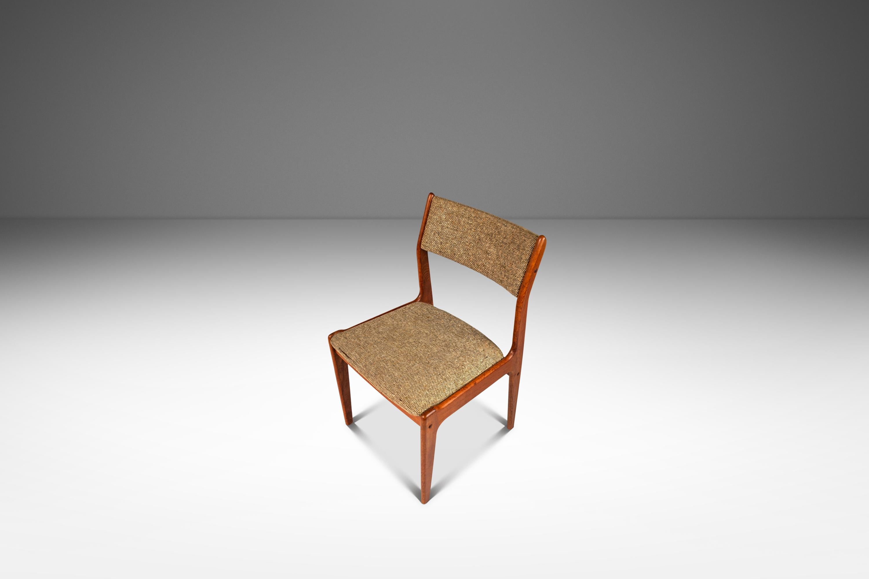 Questa raffinata sedia da pranzo o da scrivania danese del Mid-Century Modern di Scandinavia Woodworks Co. è un esempio dell'eleganza minimalista del design scandinavo degli anni Settanta. Realizzata in teak massiccio, la sedia mette in mostra i