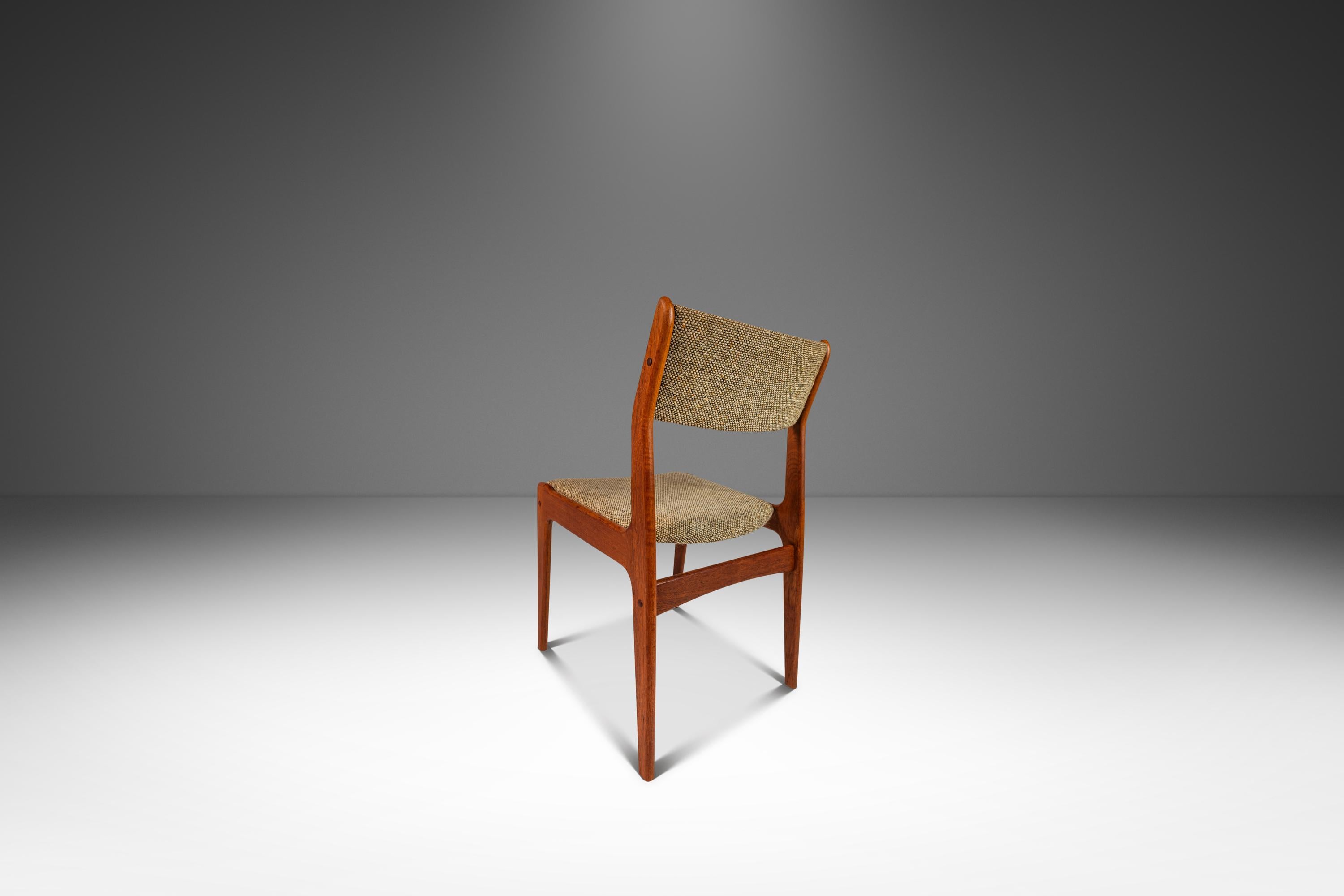 Mid-Century moderno Sedia da pranzo/scrivania in teak e tessuto color avena, Scandinavia Woodworks, anni '70 ca. in vendita