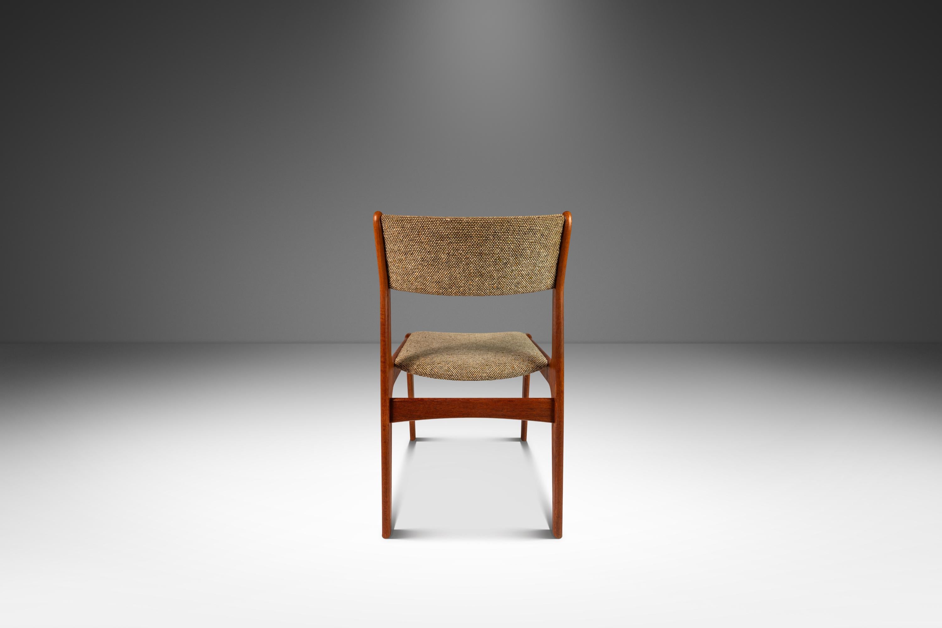 Thailandese Sedia da pranzo/scrivania in teak e tessuto color avena, Scandinavia Woodworks, anni '70 ca. in vendita